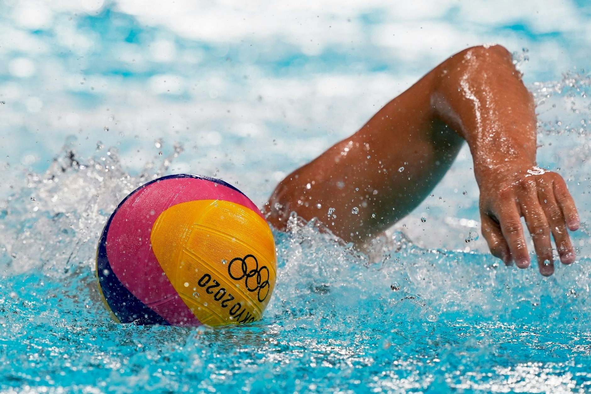 ARCHIV - Ein Sortler schwimmt zum Wasserball.  
