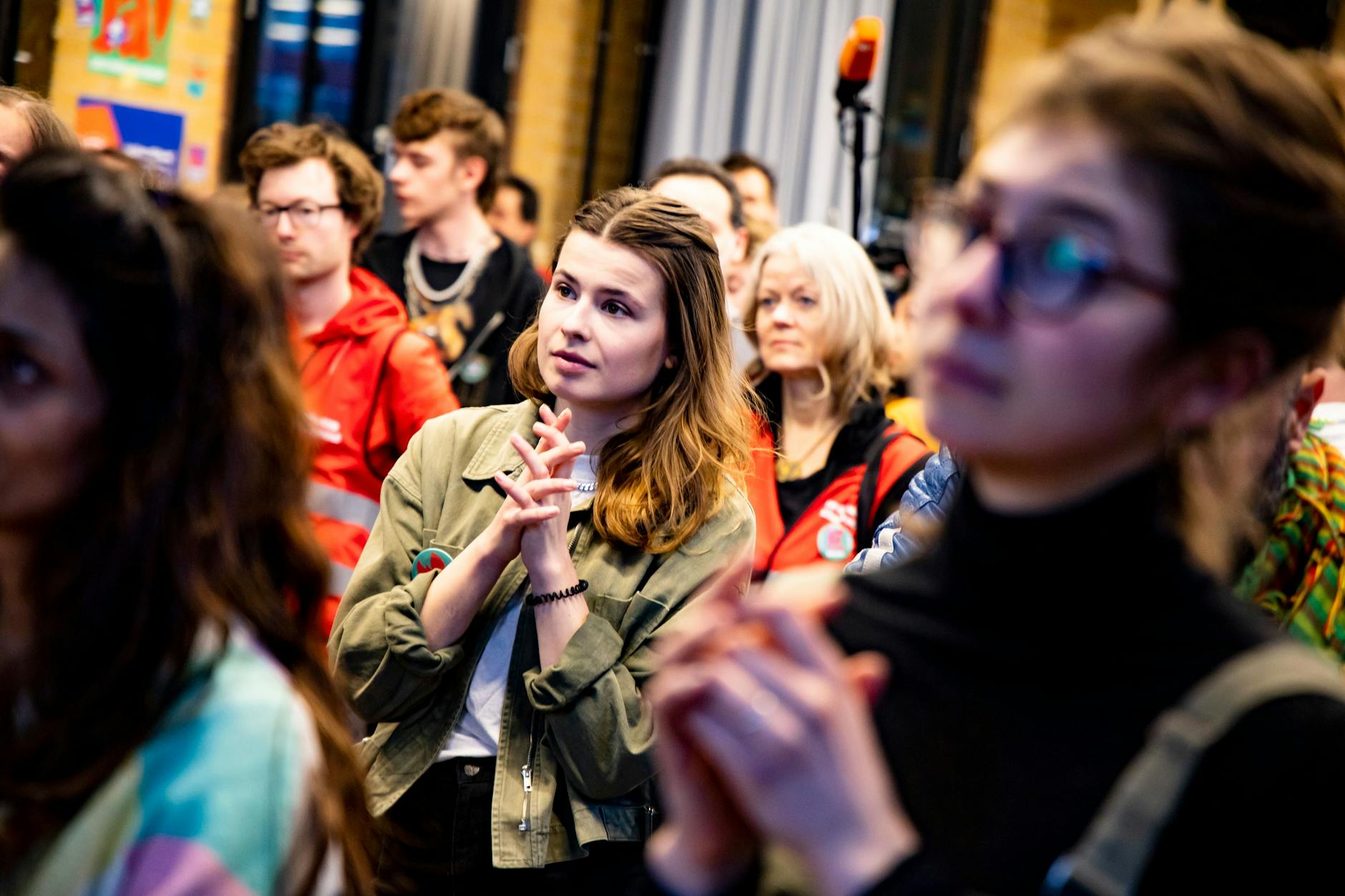 Traurige Gesichter. Luisa Neubauer bei der Wahlparty zum Volksentscheid Berlin 2030. Das Ziel wurde nicht erreicht.