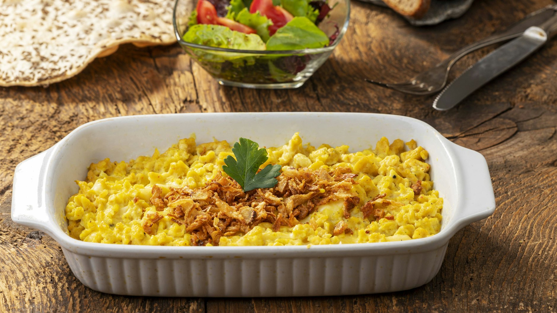 Die Käsespätzle werden in einer Auflaufform gebacken.