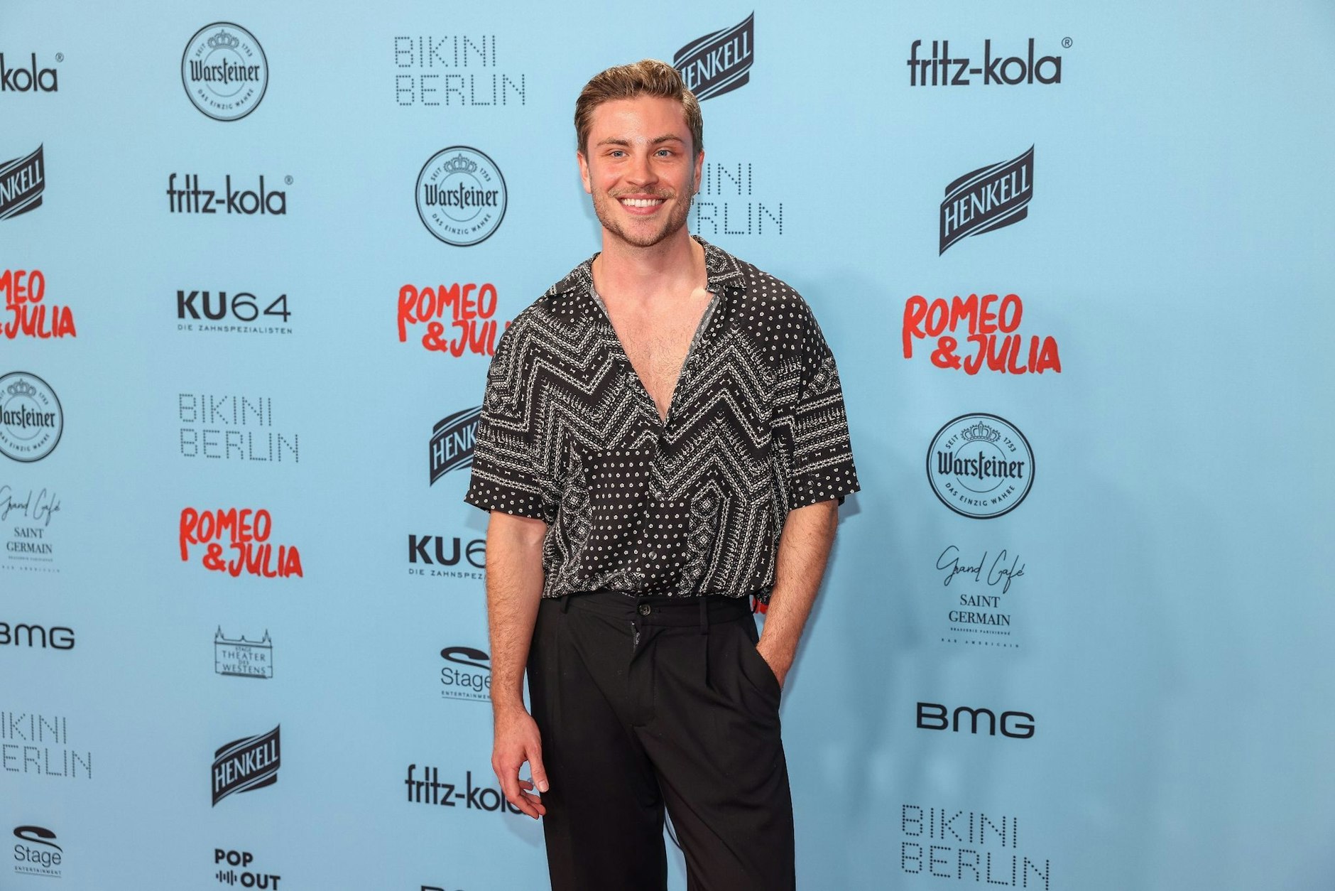 Schauspieler Jannik Schümann bei der  Premiere von «Romeo & Julia - Liebe ist Alles» in Berlin.  