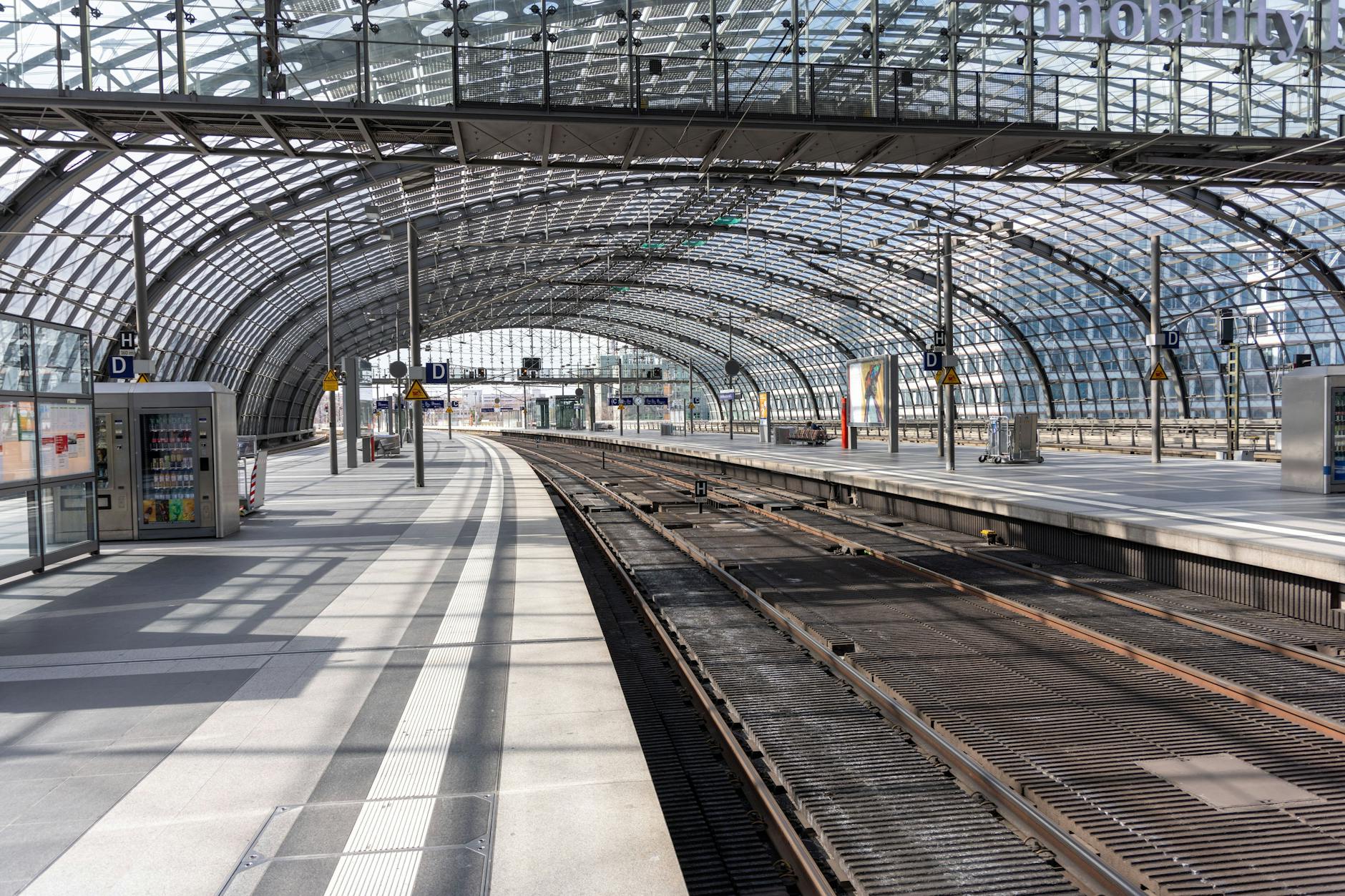 Der Berliner Hauptbahnhof ist vom Streik betroffen und teilweise menschenleer.