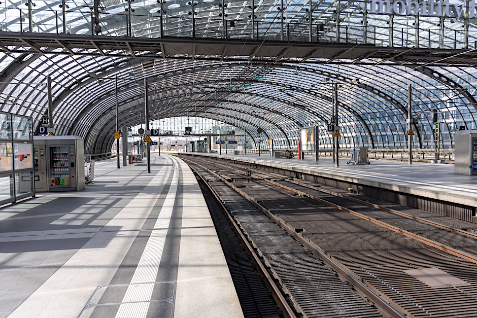 Der Berliner Hauptbahnhof ist vom Streik betroffen und teilweise menschenleer.
