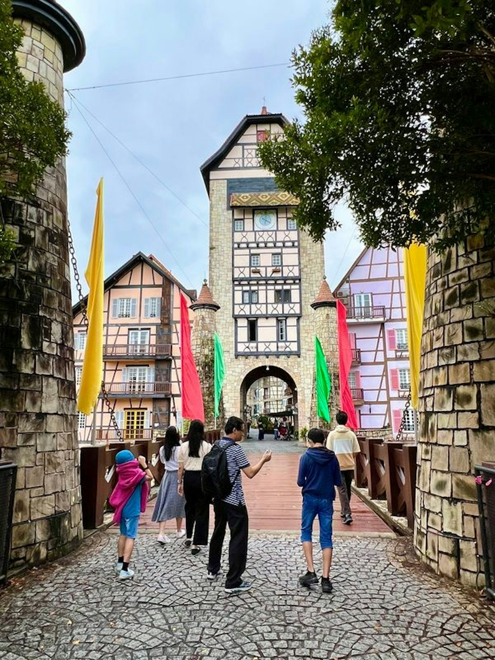 Blick auf die Zugbrücke und den Eingang von Colmar Tropicale