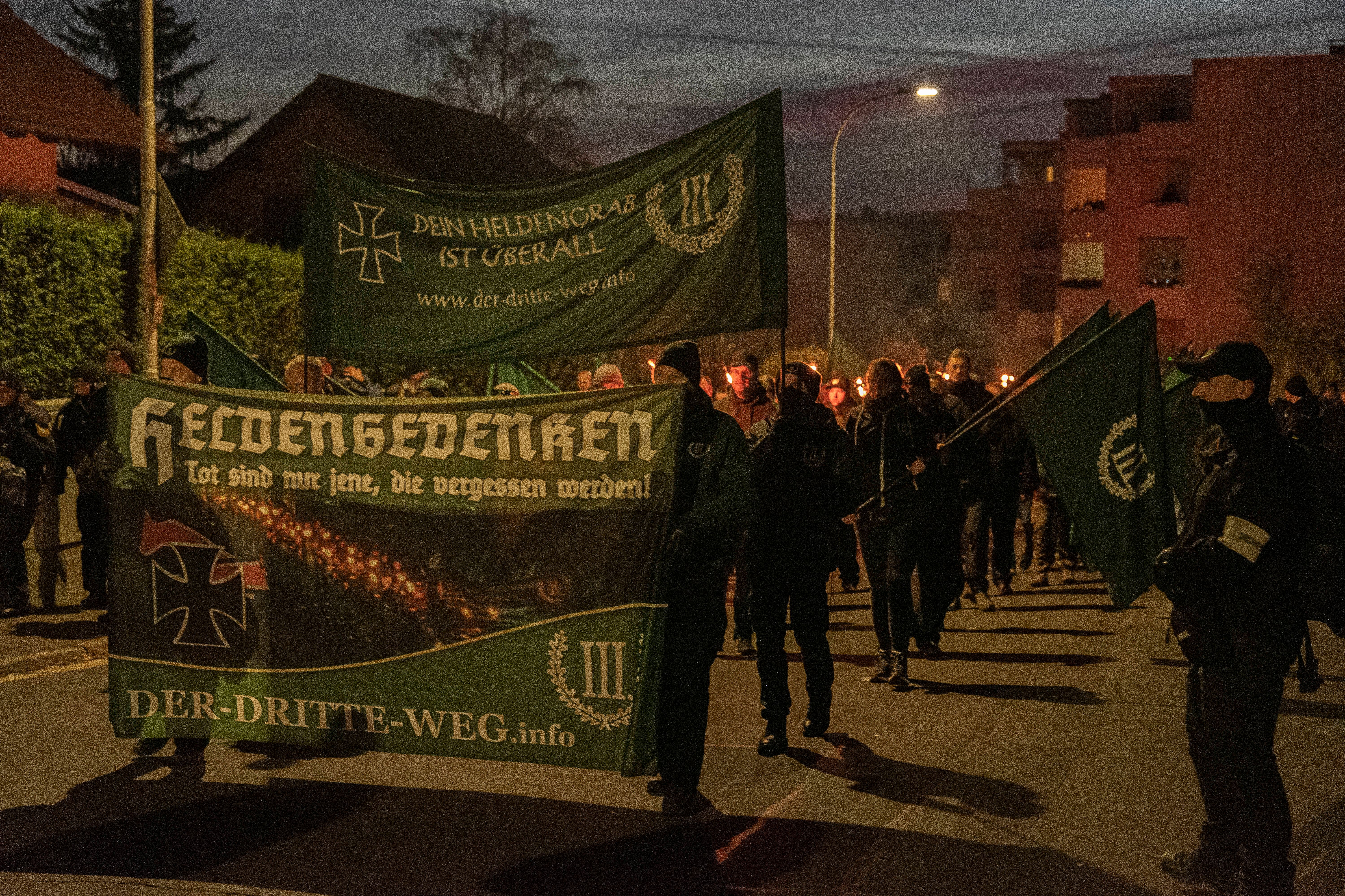 Image - Geht's noch? Mitten in Berlin hängen zwei Männer Poster mit israelfeindlichen Parolen auf