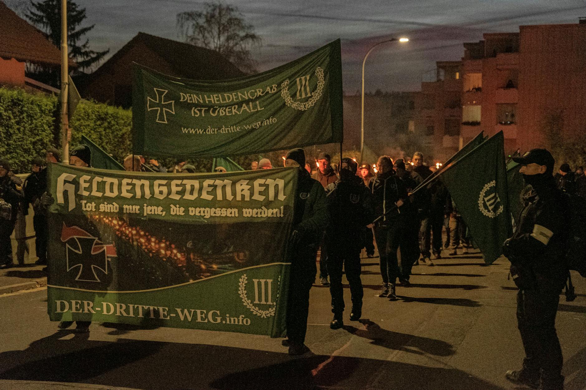 Im Rahmen des „Heldengedenkens“ versammelten sich rund 120 Neonazis der rechtsextremen Kleinstpartei Der III. Weg in Wunsiedel. 