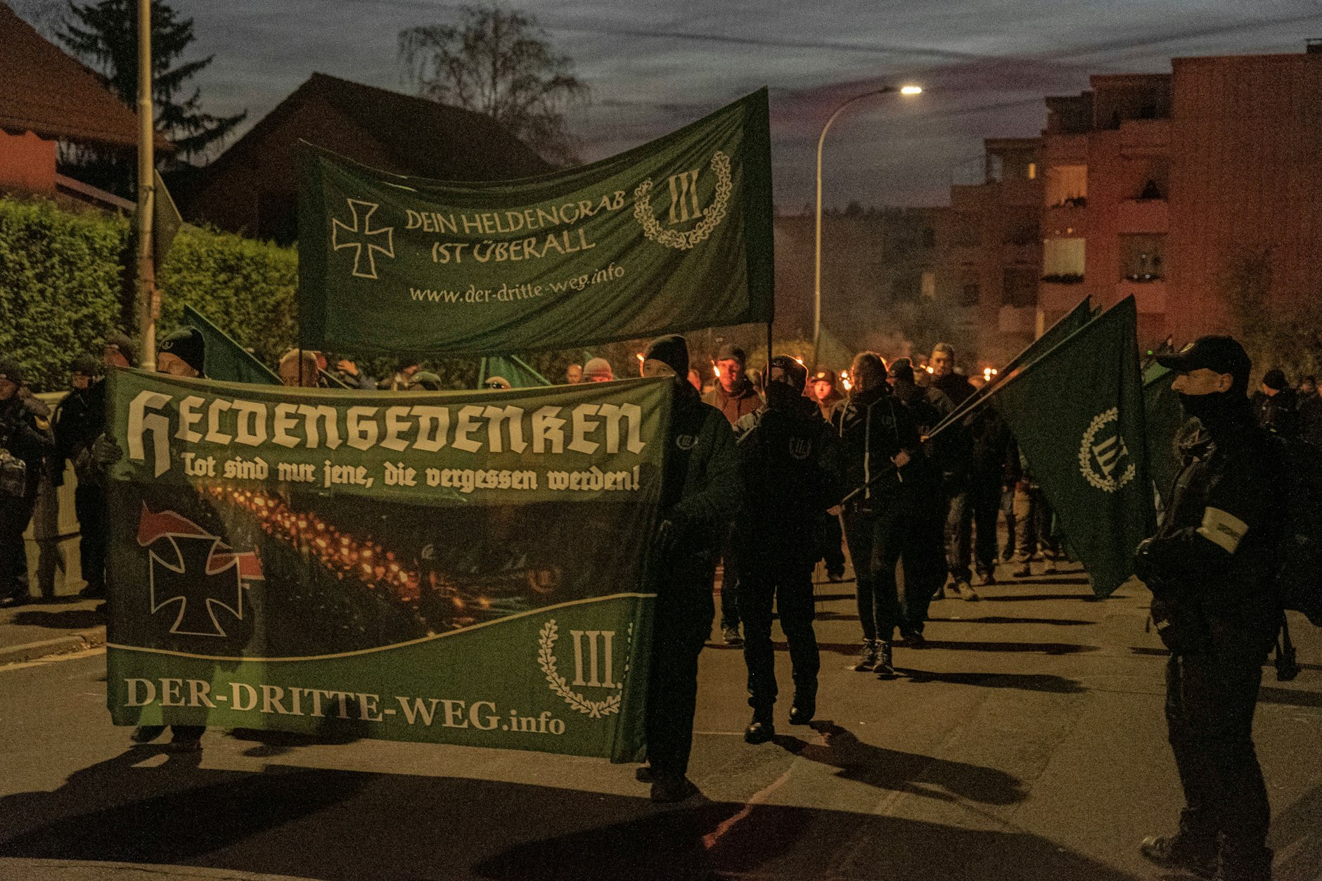 Im Rahmen des „Heldengedenkens“ versammelten sich rund 120 Neonazis der rechtsextremen Kleinstpartei Der III. Weg in Wunsiedel.&nbsp;