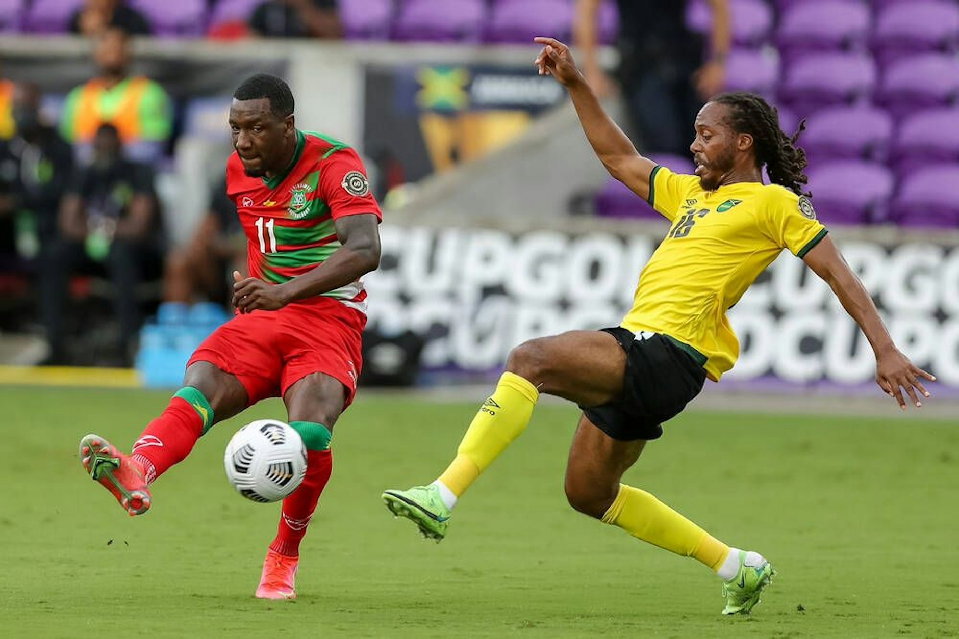 Sherado Becker (l.) im Trikot der surinamischen Nationalmannschaft