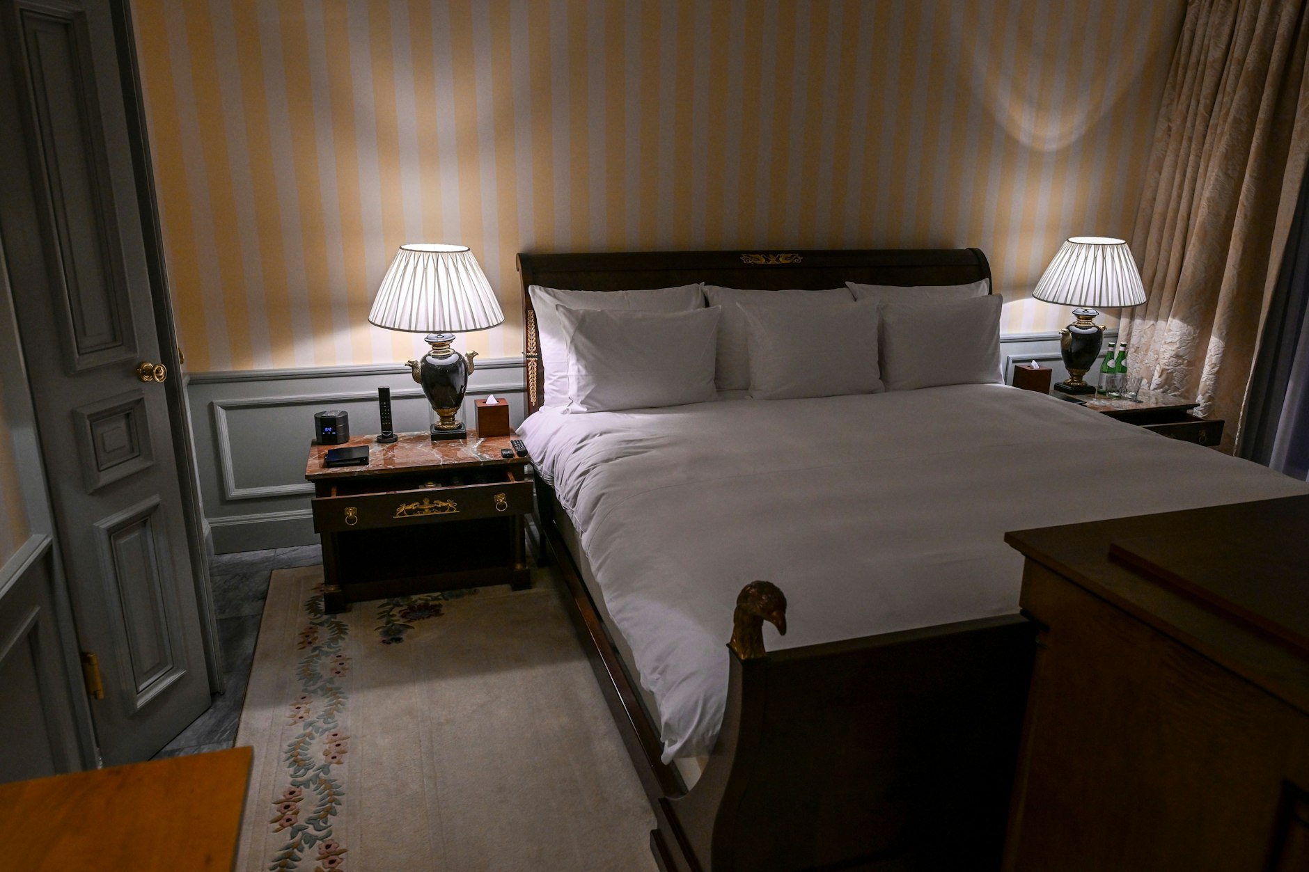 Das Bett im Schlafzimmer der Royal Suite hat King Size Übergröße und einen Ausblick auf das Brandenburger Tor.
