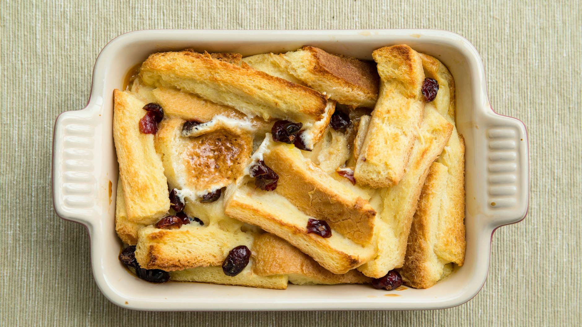 Wer Brotpudding in kleineren Förmchen macht, kann die Leckerei prima als Dessert zu einem Menü servieren.