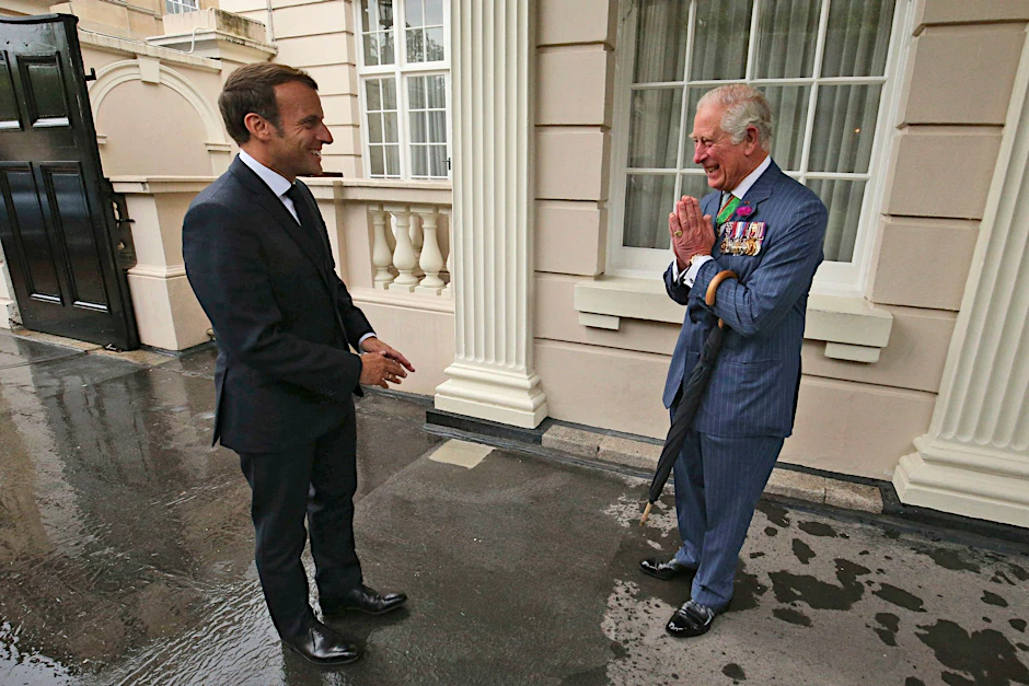 ARCHIV - Der damalige britische Prinz Charles (r) 2020 mit Präsident Emmanuel Macron in London.  