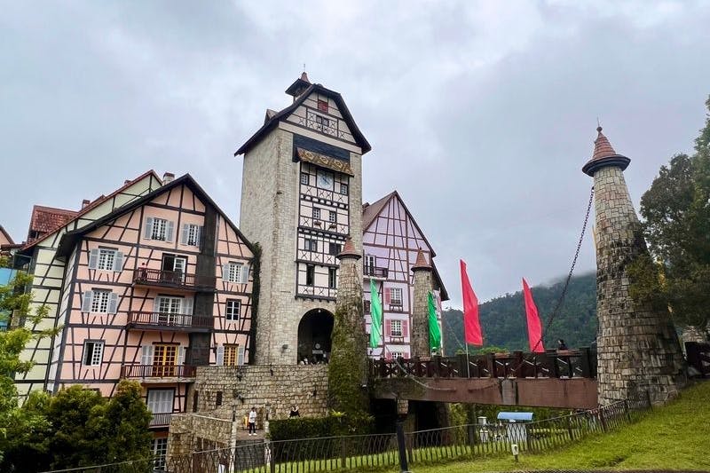Malaysia, Colmar Tropicale: Blick auf die Zugbrücke und den Eingang von Colmar Tropicale. Eine Autostunde nordöstlich der Hauptstadt Kuala Lumpur steht ein Nachbau des Welterbe-Städtchens Colmar im Elsass.