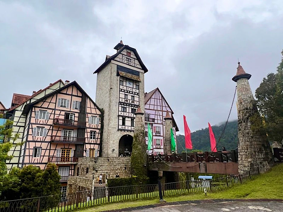 Malaysia, Colmar Tropicale: Blick auf die Zugbrücke und den Eingang von Colmar Tropicale. Eine Autostunde nordöstlich der Hauptstadt Kuala Lumpur steht ein Nachbau des Welterbe-Städtchens Colmar im Elsass.