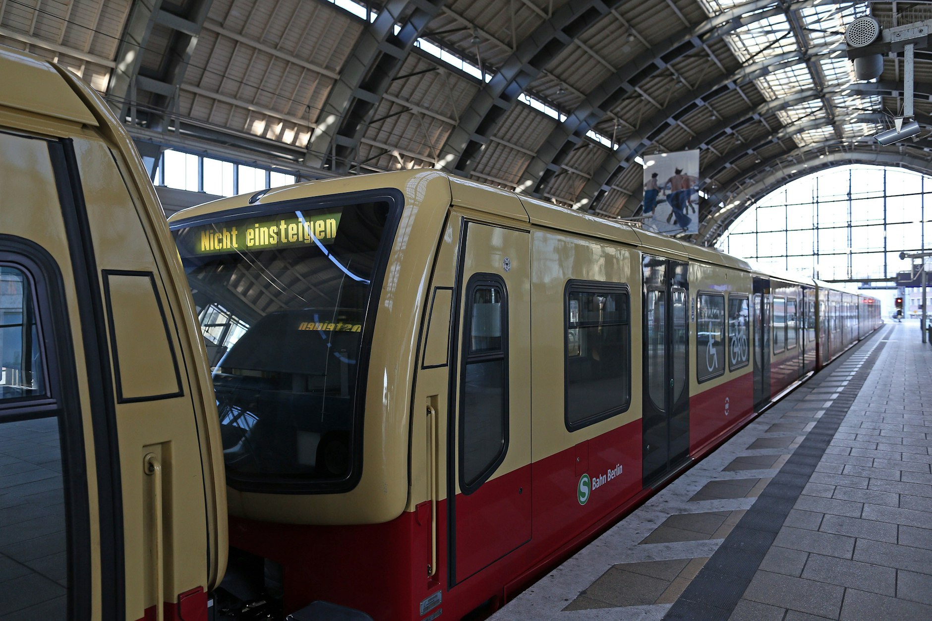 Dieser Zug stand während des Mega-Streiks im Bahnhof Alexanderplatz. Seit dem Nachmittag rollen die S-Bahnen wieder.
