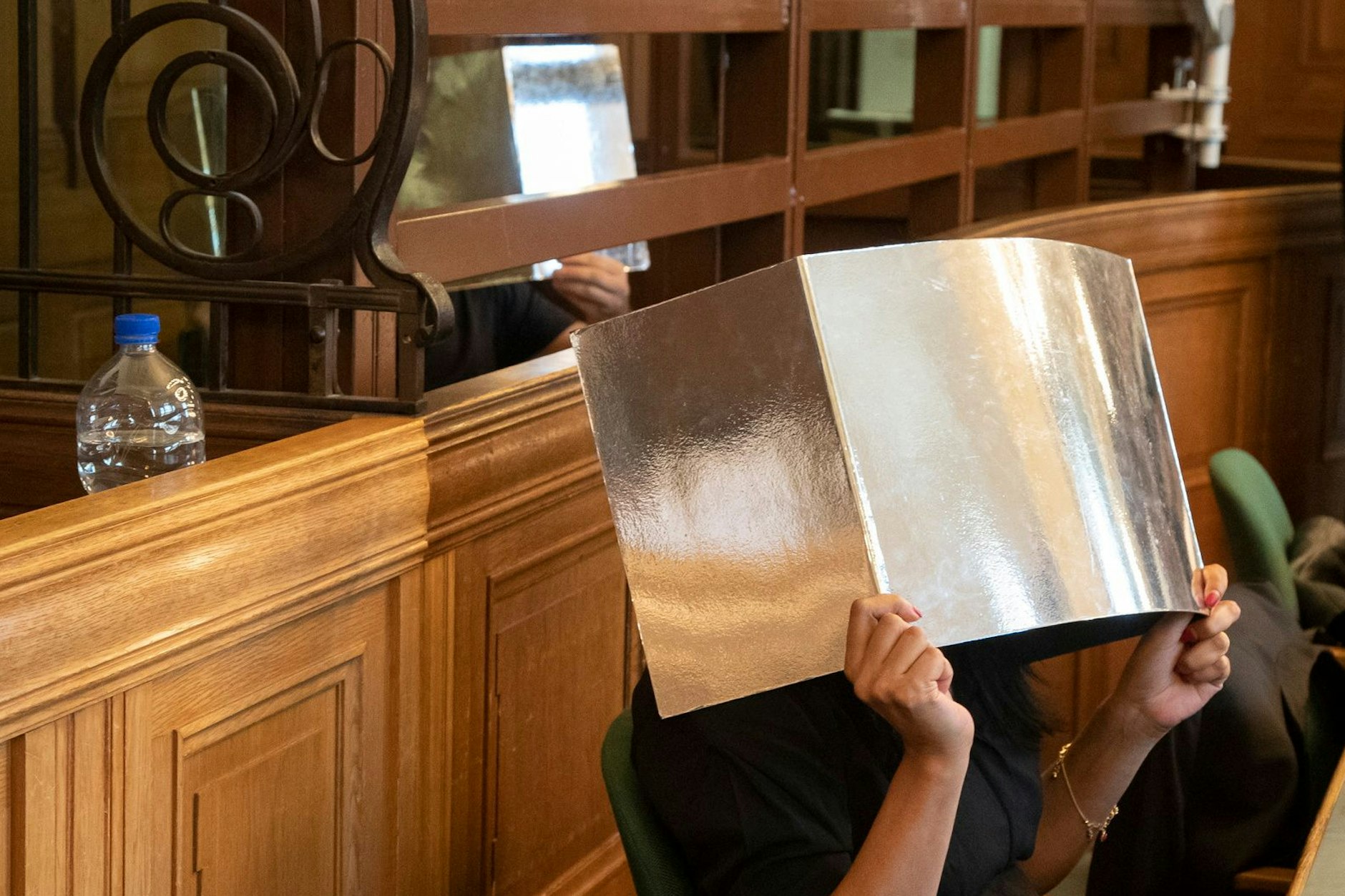 Kemal C. (l.) wurde zu einer langen Gefängnisstrafe verurteilt. Seine Schwester Gülbeyaz W. (vorne) kam mit einer Bewährungsstrafe davon.