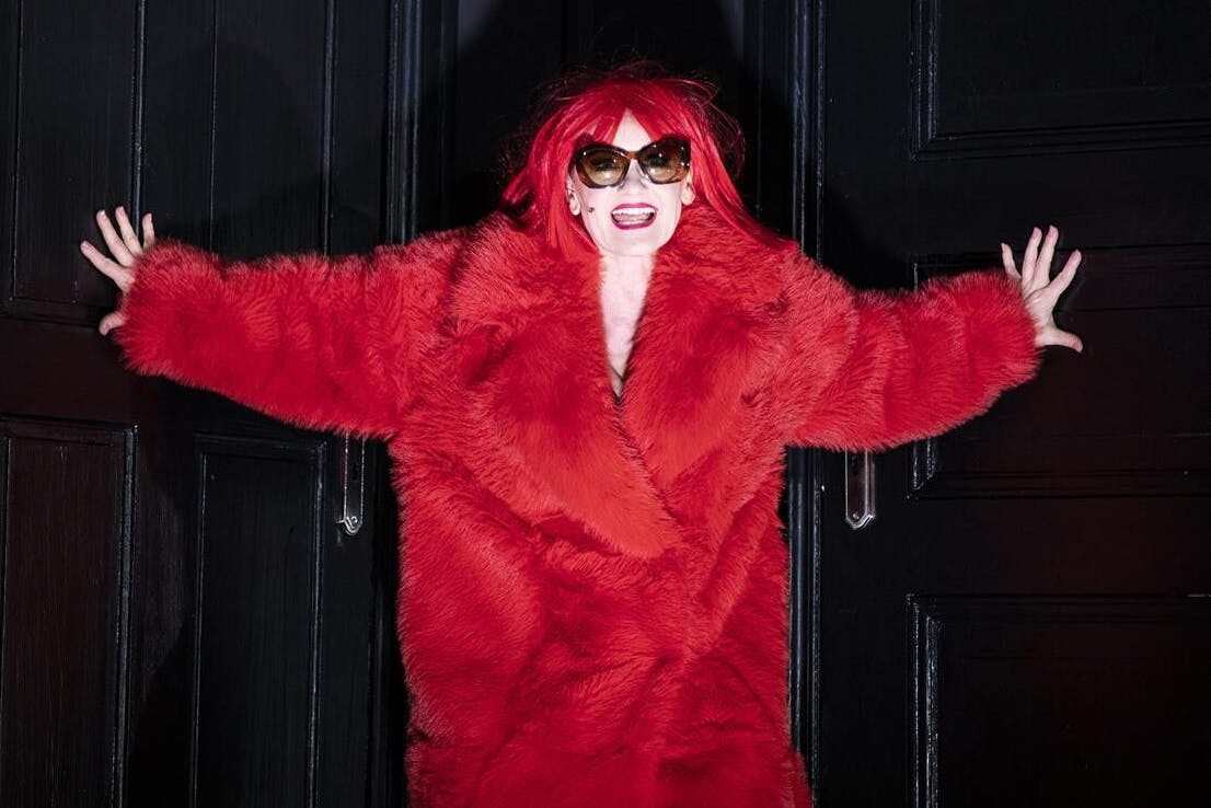 Ja, das ist Katharine Mehrling, in einer ihrer vielen Rollen bei Koskys Weill-Abend an der Komischen Oper.