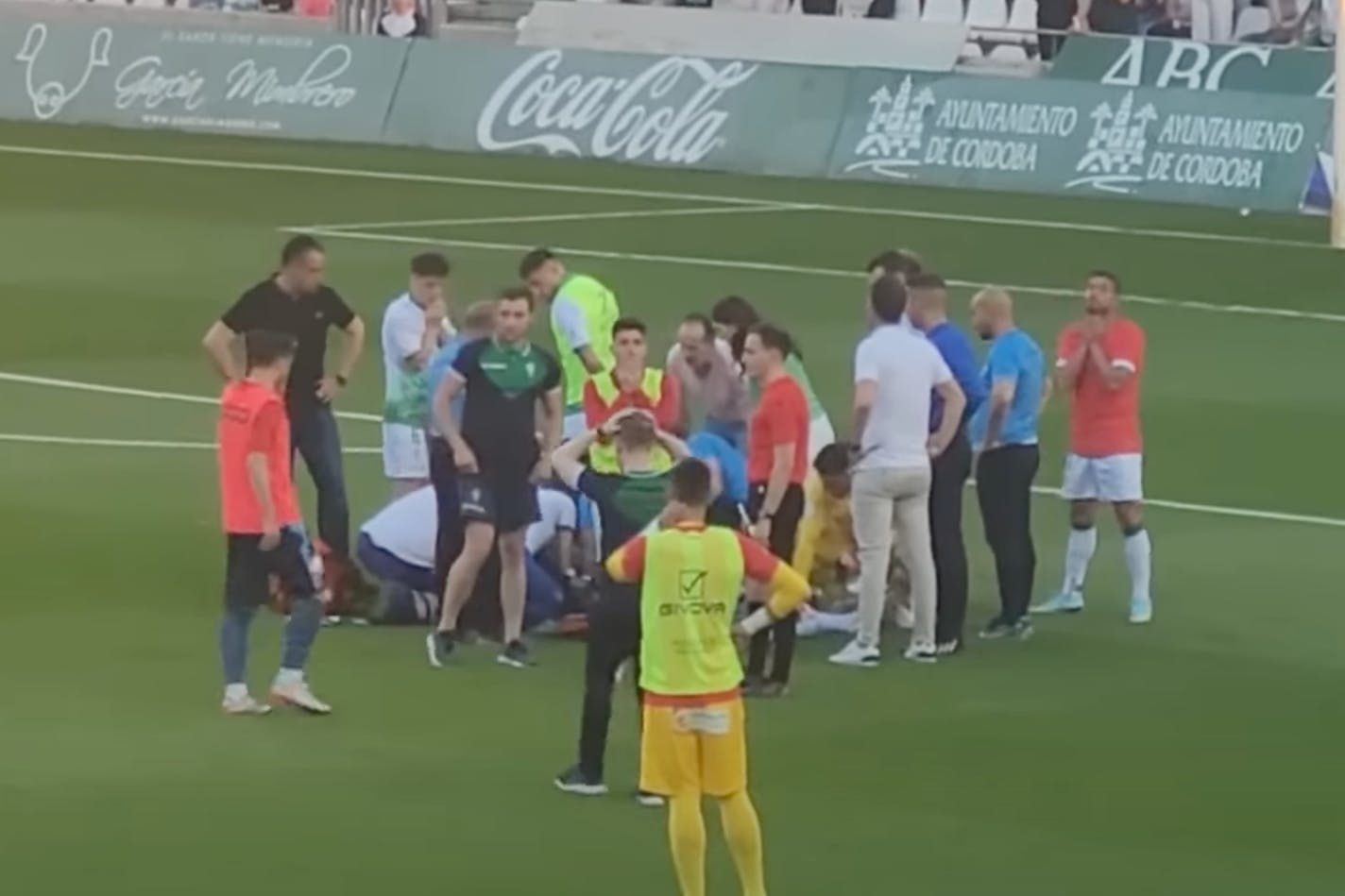 Bange Minuten im Stadion. Dragisa Gudelj wird auf dem Rasen reanimiert, seine Mitspieler können das Drama nicht fassen.