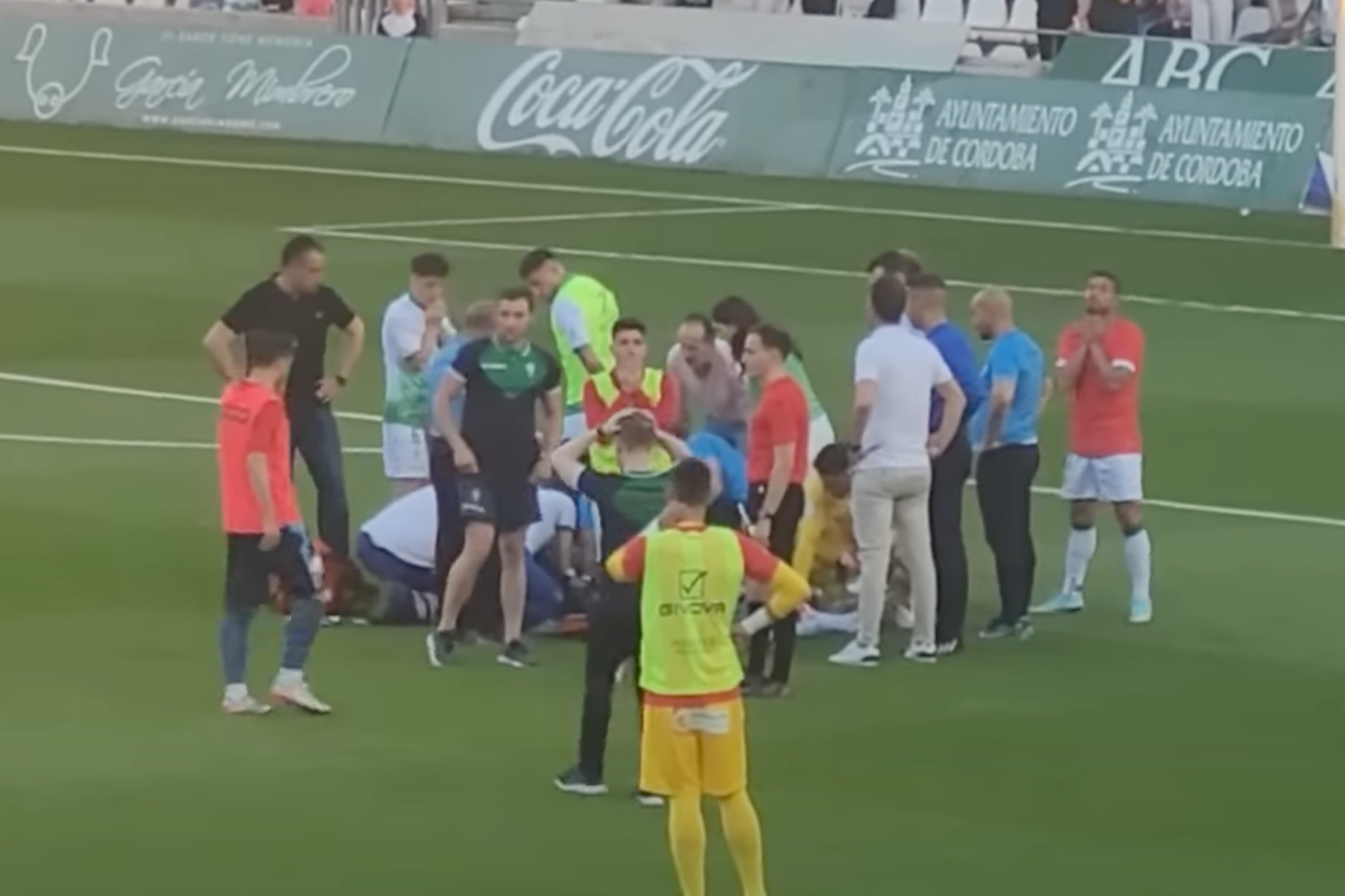 Bange Minuten im Stadion. Dragisa Gudelj wird auf dem Rasen reanimiert, seine Mitspieler können das Drama nicht fassen.