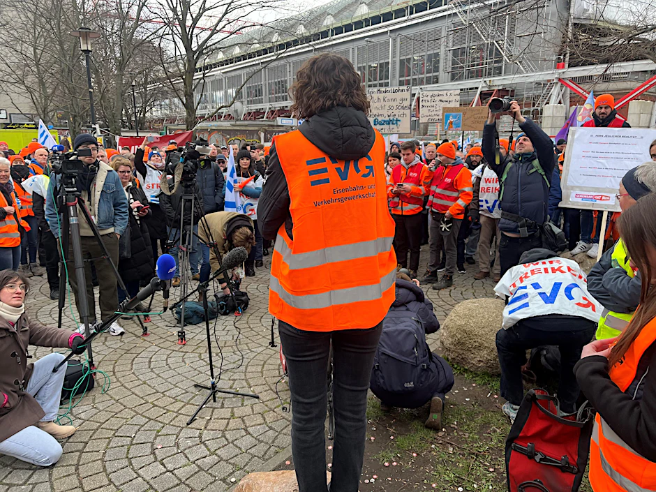 Streikkundgebung am Ostbahnhof: EVG-Vize Cosima Ingenschay spricht zu den Demonstranten.