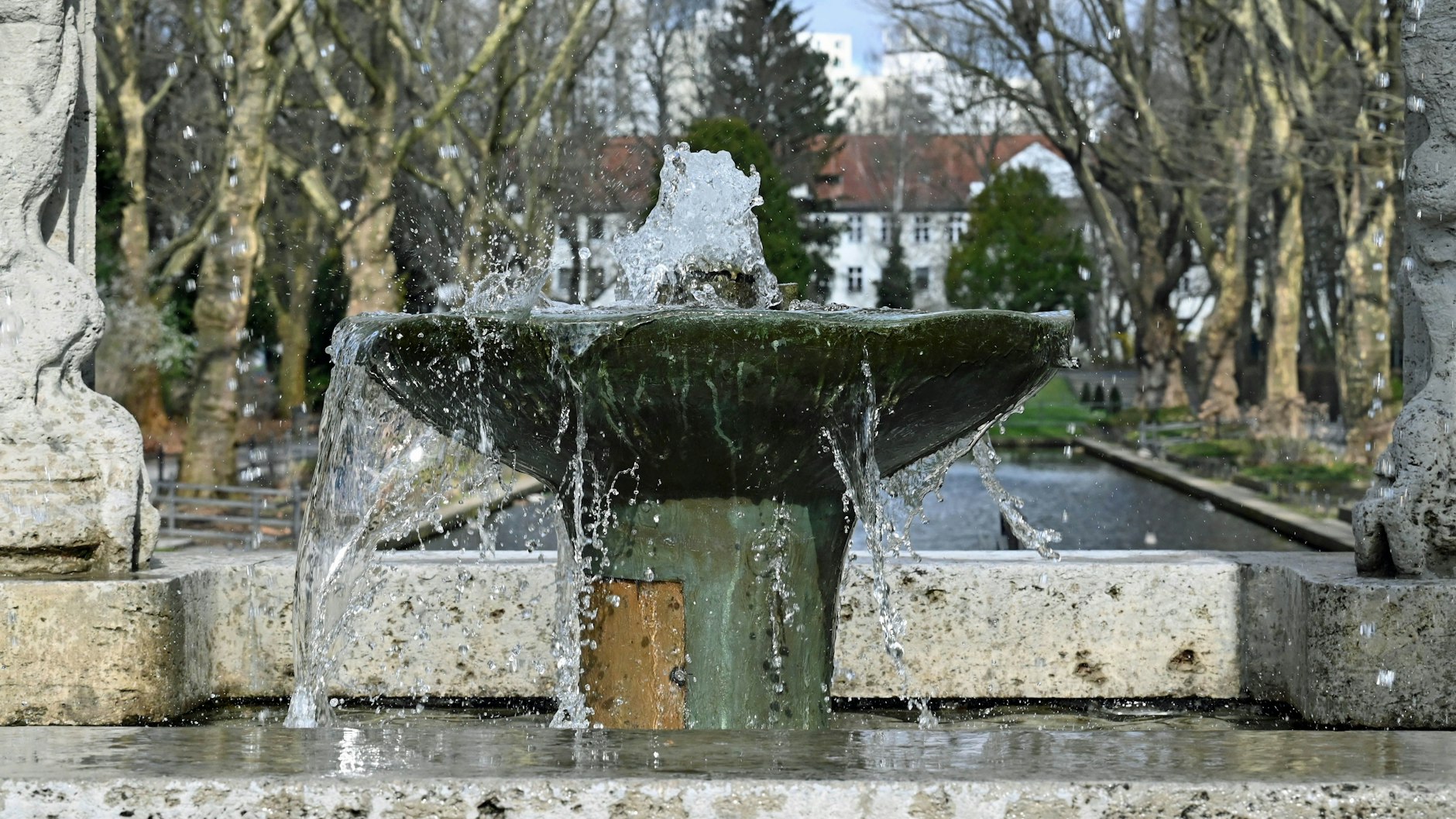 Berlin: Die Fontäne am Märchenbrunnen im Neuköllner Schulenburgpark ist seit Montag wieder in Betrieb.&nbsp;