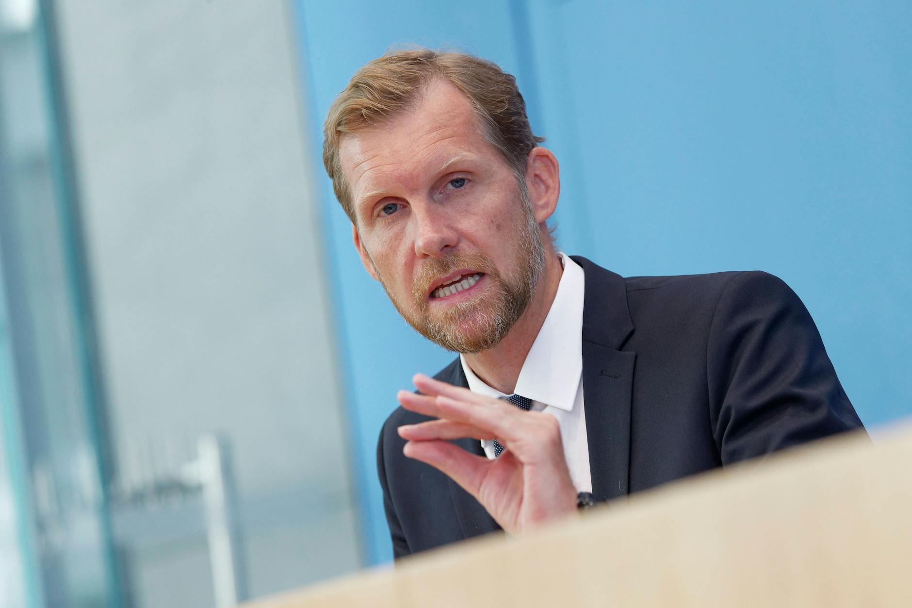 Prof. Dr. Leif Erik Sander, Leiter Medizinische Klinik mit Schwerpunkt Infektiologie und Pneumologie der Berliner Charité auf einer Bundespressekonferenz zur aktuellen Corona-Lage Stellung im August 2022