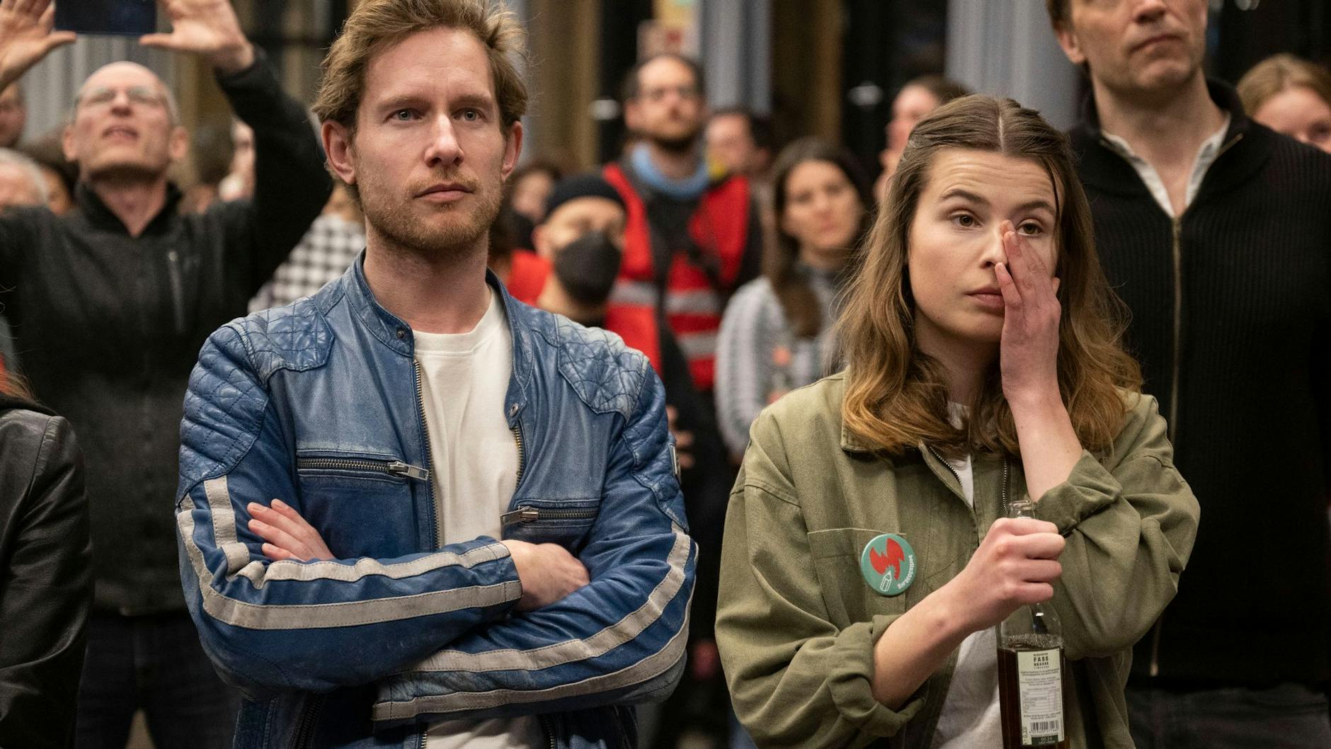 Luisa Neubauer und Julian Zuber, CEO von GermanZero, auf der Wahlparty des Klima-Volksentscheids.