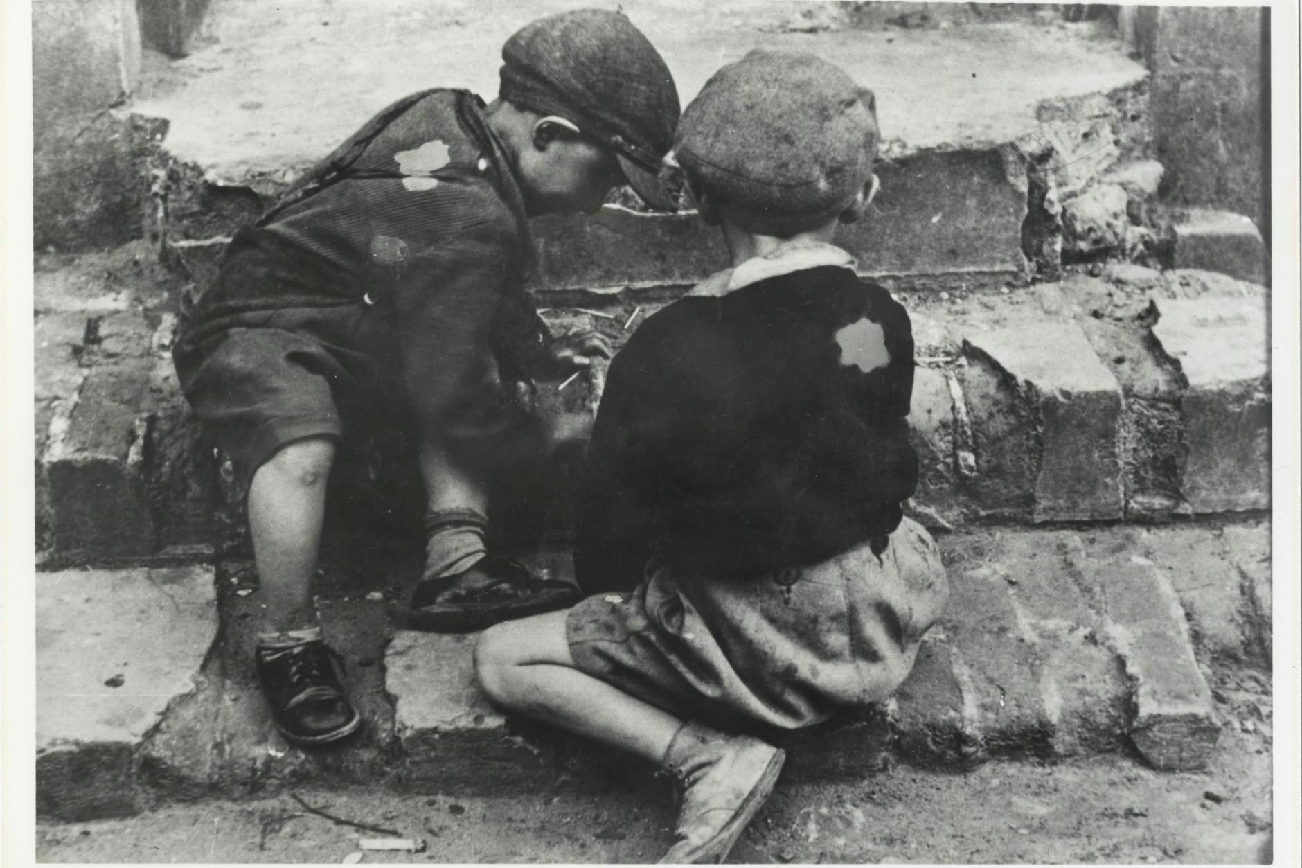 Mendel Grossman, Kinder auf einer Straße im Ghetto Litzmannstadt (Lodz), o.J.