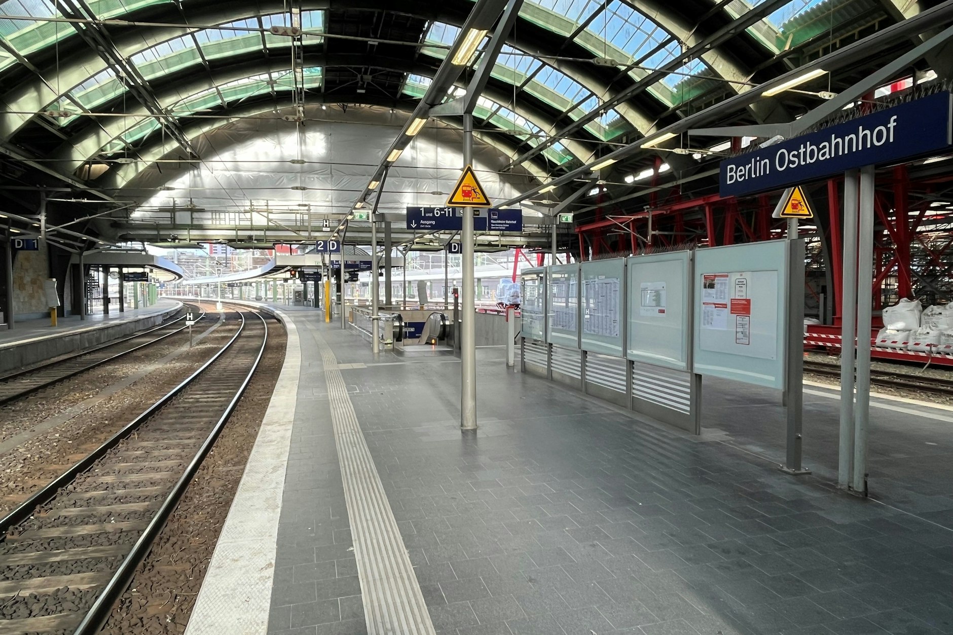Nichts los auf Bahnsteigen und Gleisen: der Berliner Ostbahnhof am Montag während des Warnstreiks.