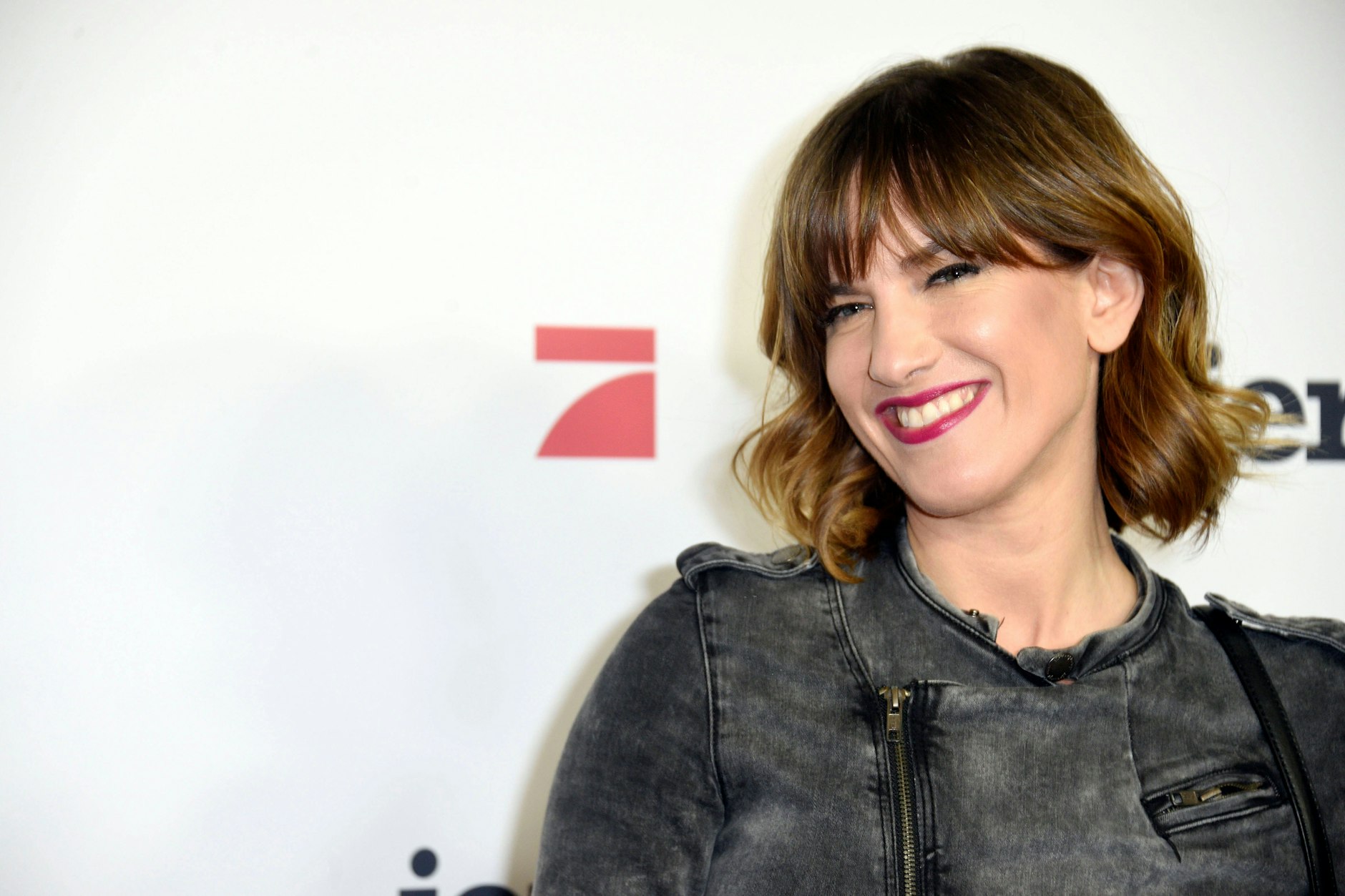 TV-Schauspielerin Isabell Horn kritisiert, dass Frauen immer noch Erwartungen und Bewertungen ausgesetzt seien.