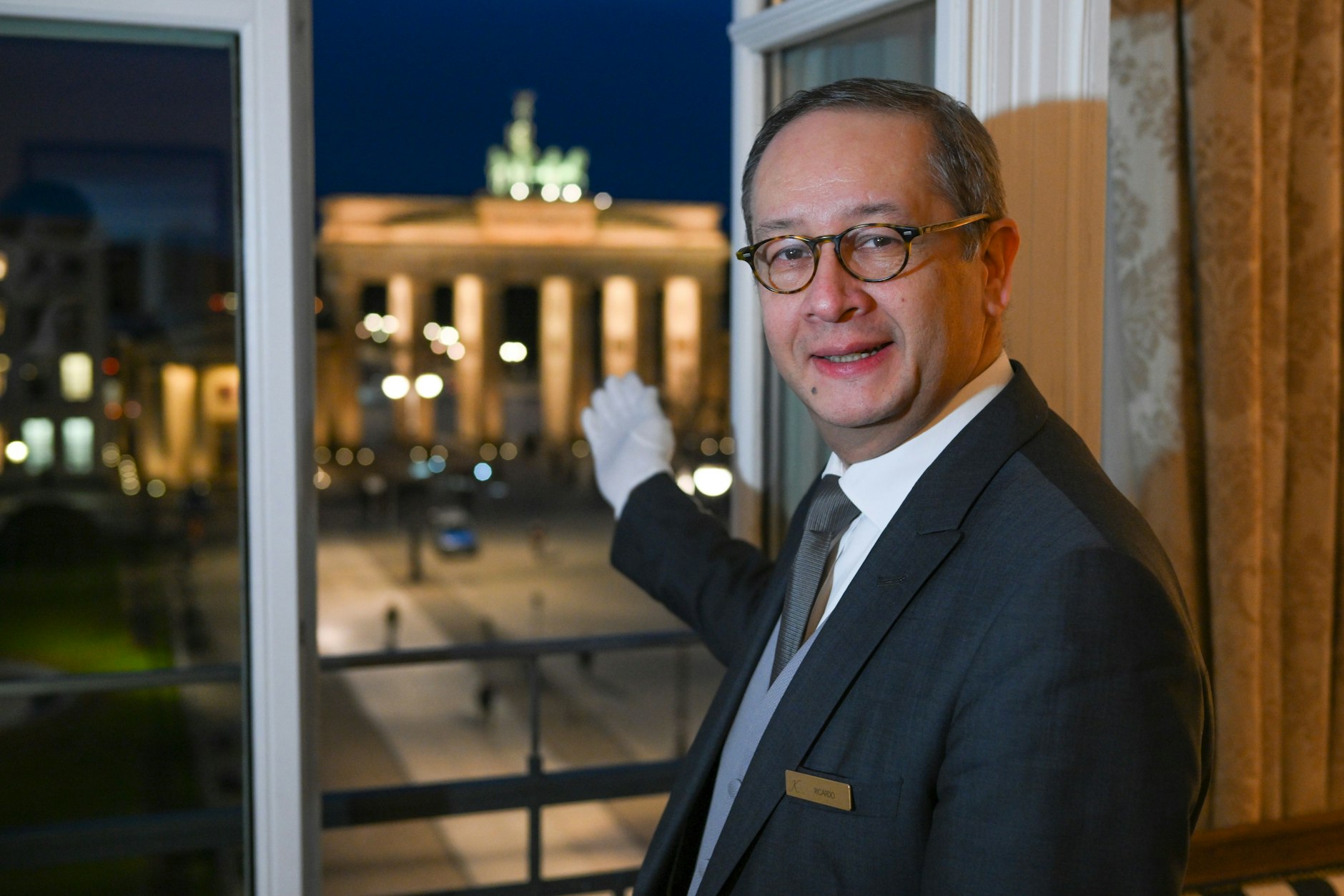 In Berlin wird König Charles wohl im Adlon übernachten. Butler Ricardo Dürner präsentiert den Ausblick aus der Royalen Suite.