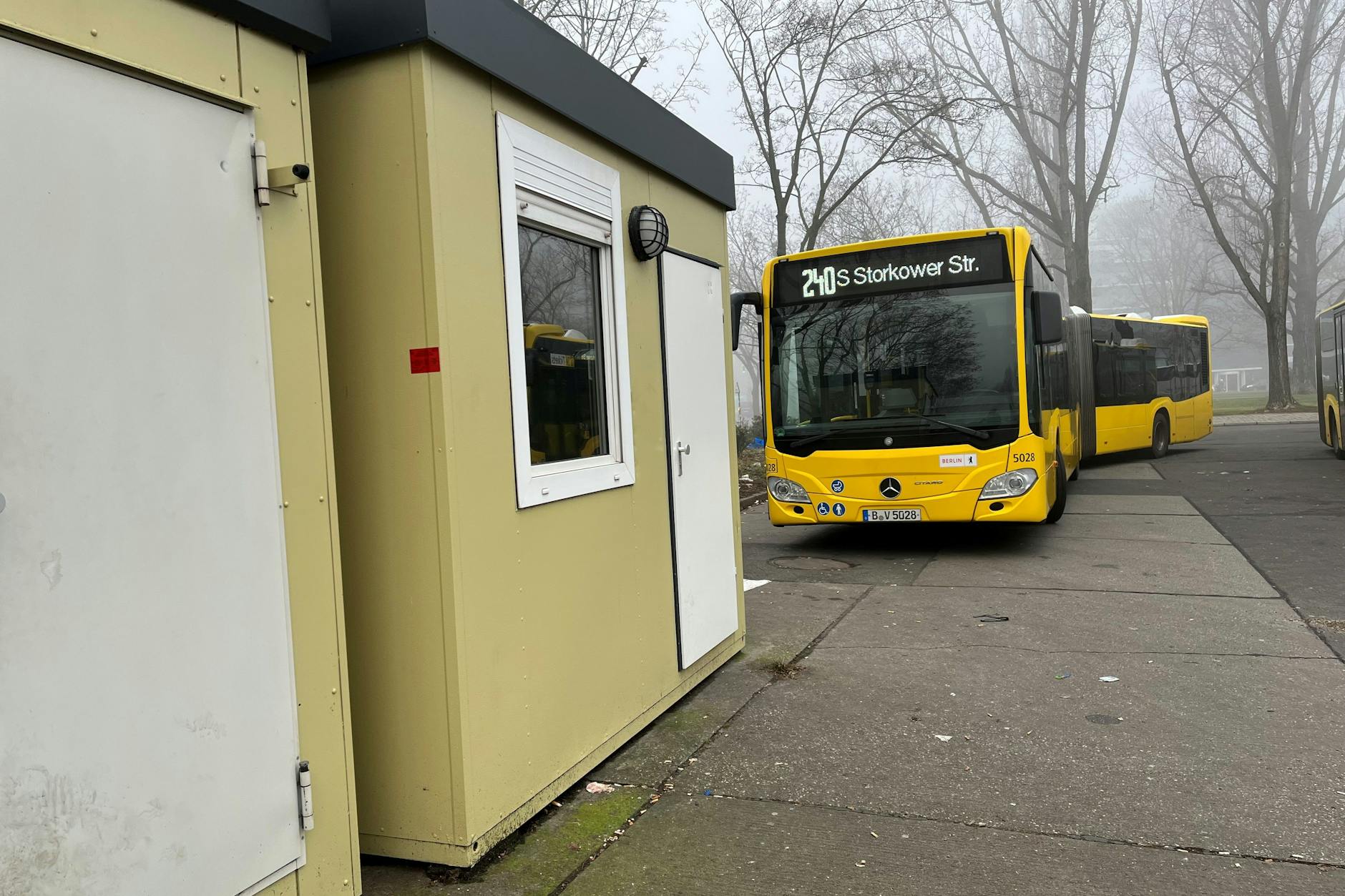 Container auf dem Busparkplatz am Ostbahnhof. 325 sanitäre Anlagen für das Personal gibt es bei der BVG. Auch in oder im Umfeld von S-Bahnhöfen gibt es Toiletten – aber nicht für Fahrgäste.