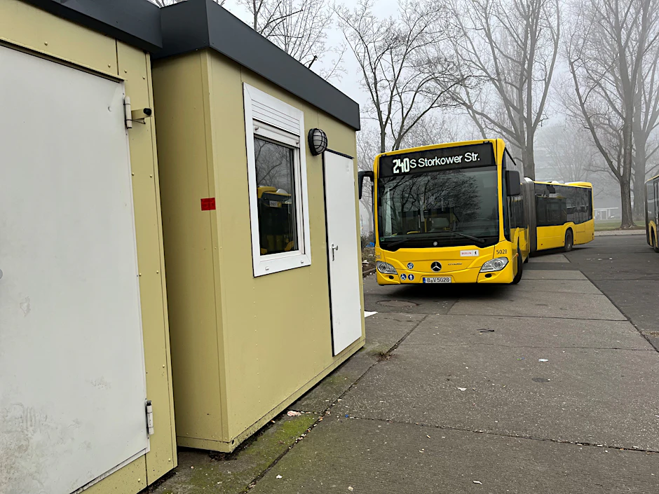 Container auf dem Busparkplatz am Ostbahnhof. 325 sanitäre Anlagen für das Personal gibt es bei der BVG. Auch in oder im Umfeld von S-Bahnhöfen gibt es Toiletten – aber nicht für Fahrgäste.