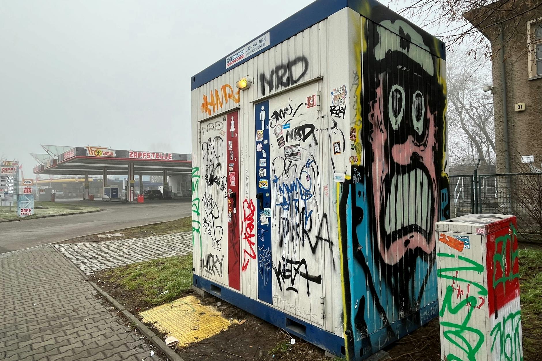 Objekt 358: So heißt die transportable WC-Anlage in der Michael-Brückner-Straße in Schöneweide BVG-intern.