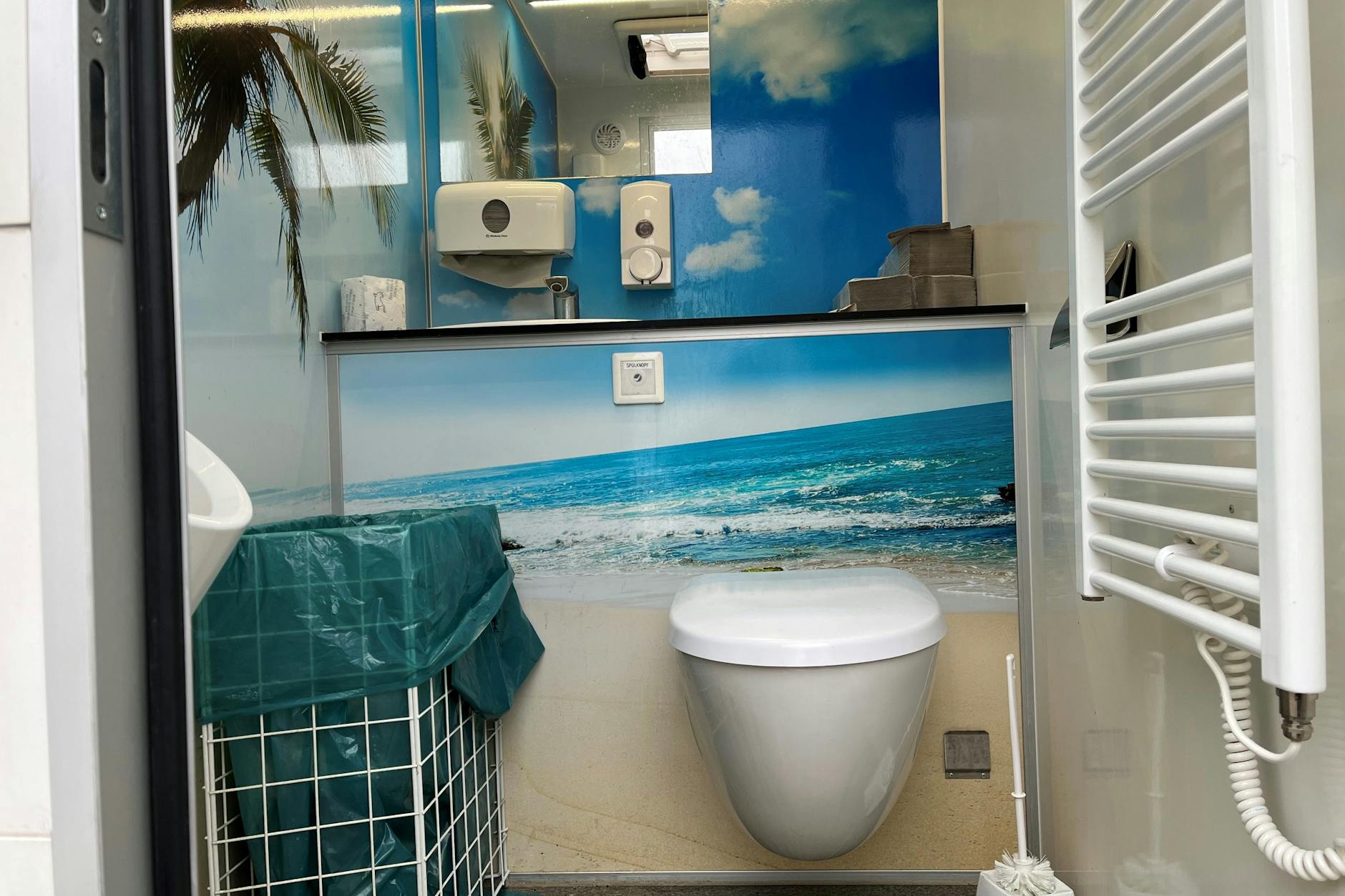 Mit Südsee-Flair: WC-Hänger in der Glanzstraße am S-Bahnhof Baumschulenweg.