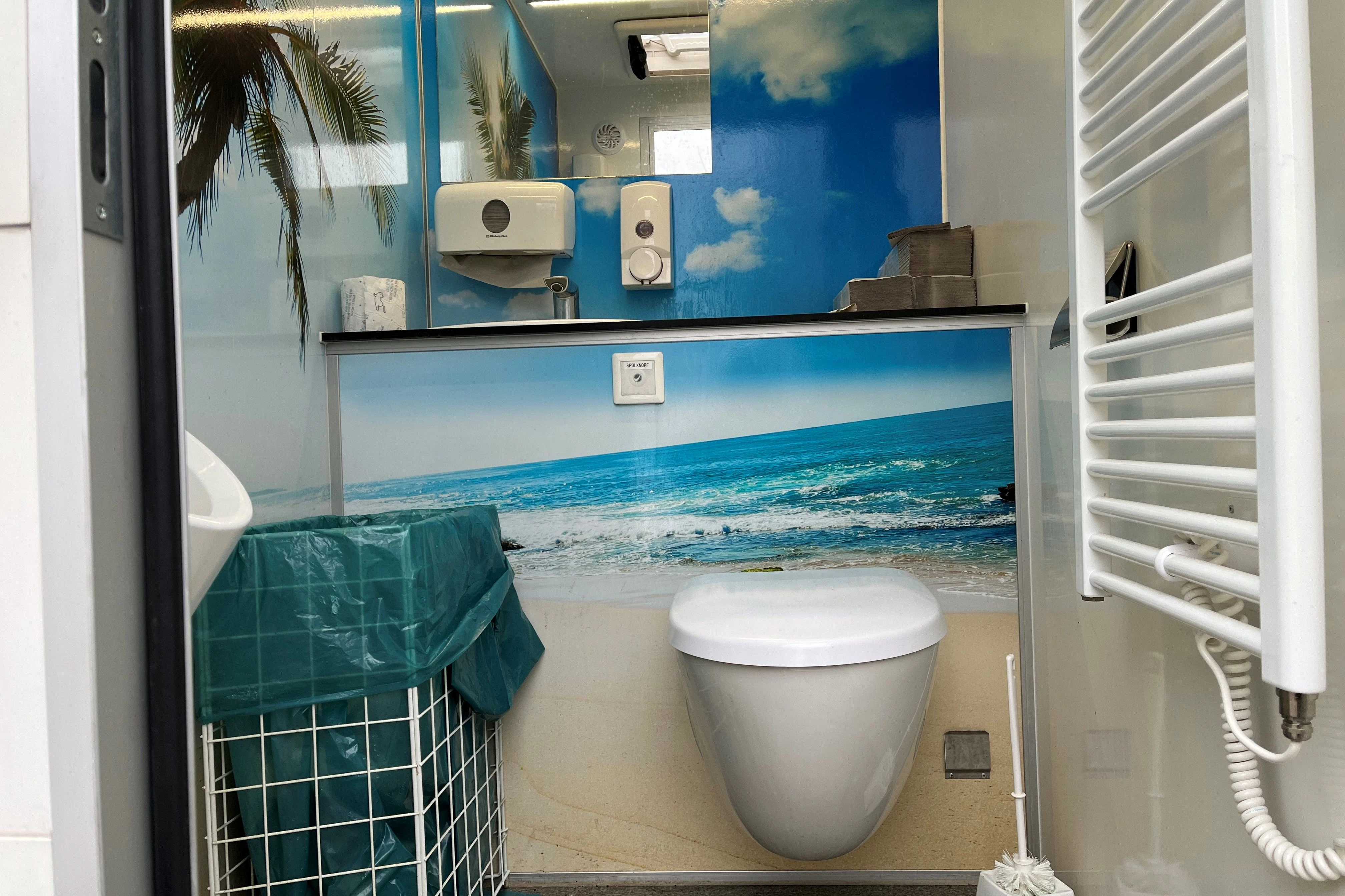 Mit Südsee-Flair: WC-Hänger in der Glanzstraße am S-Bahnhof Baumschulenweg.