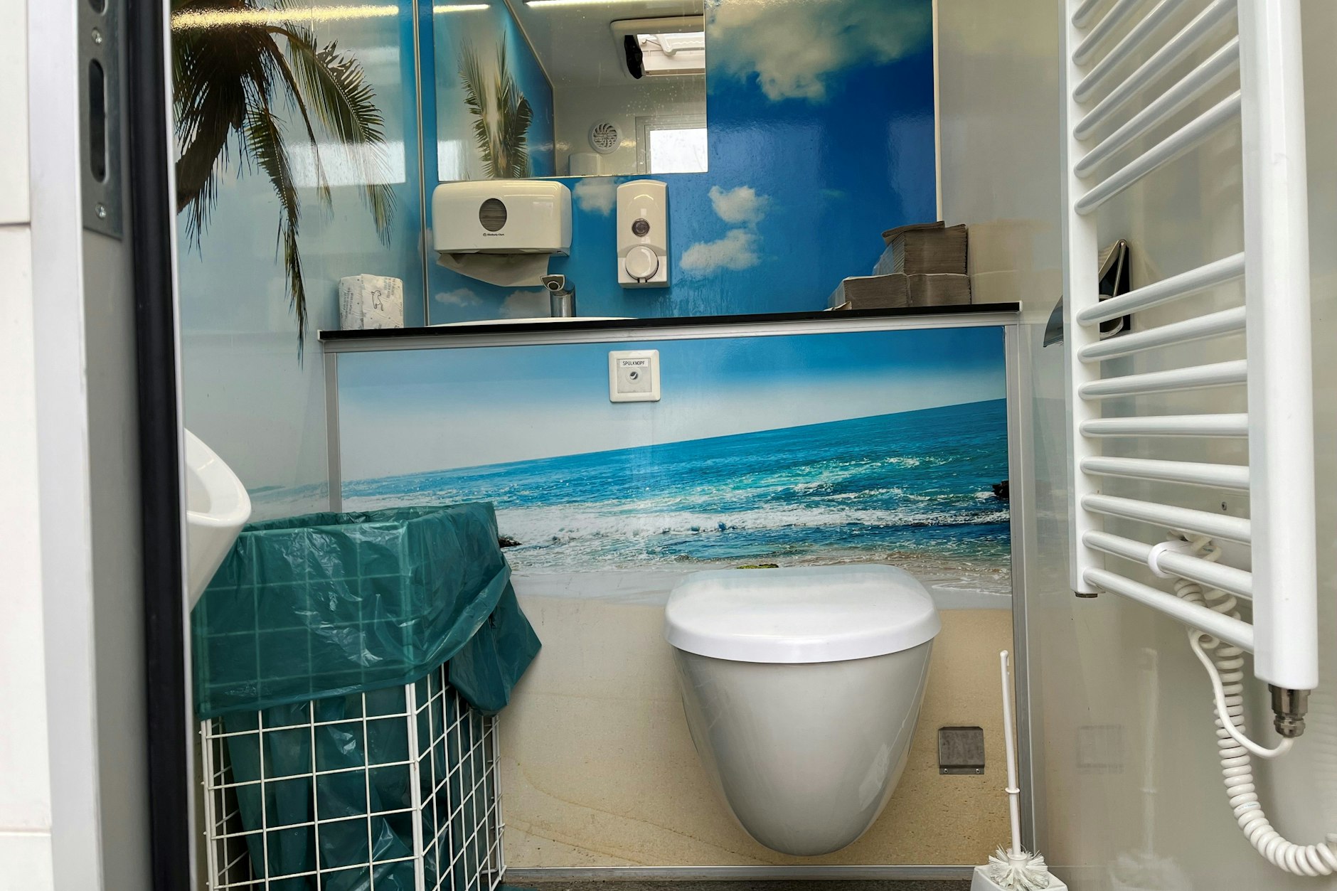 Mit Südsee-Flair: WC-Hänger in der Glanzstraße am S-Bahnhof Baumschulenweg.