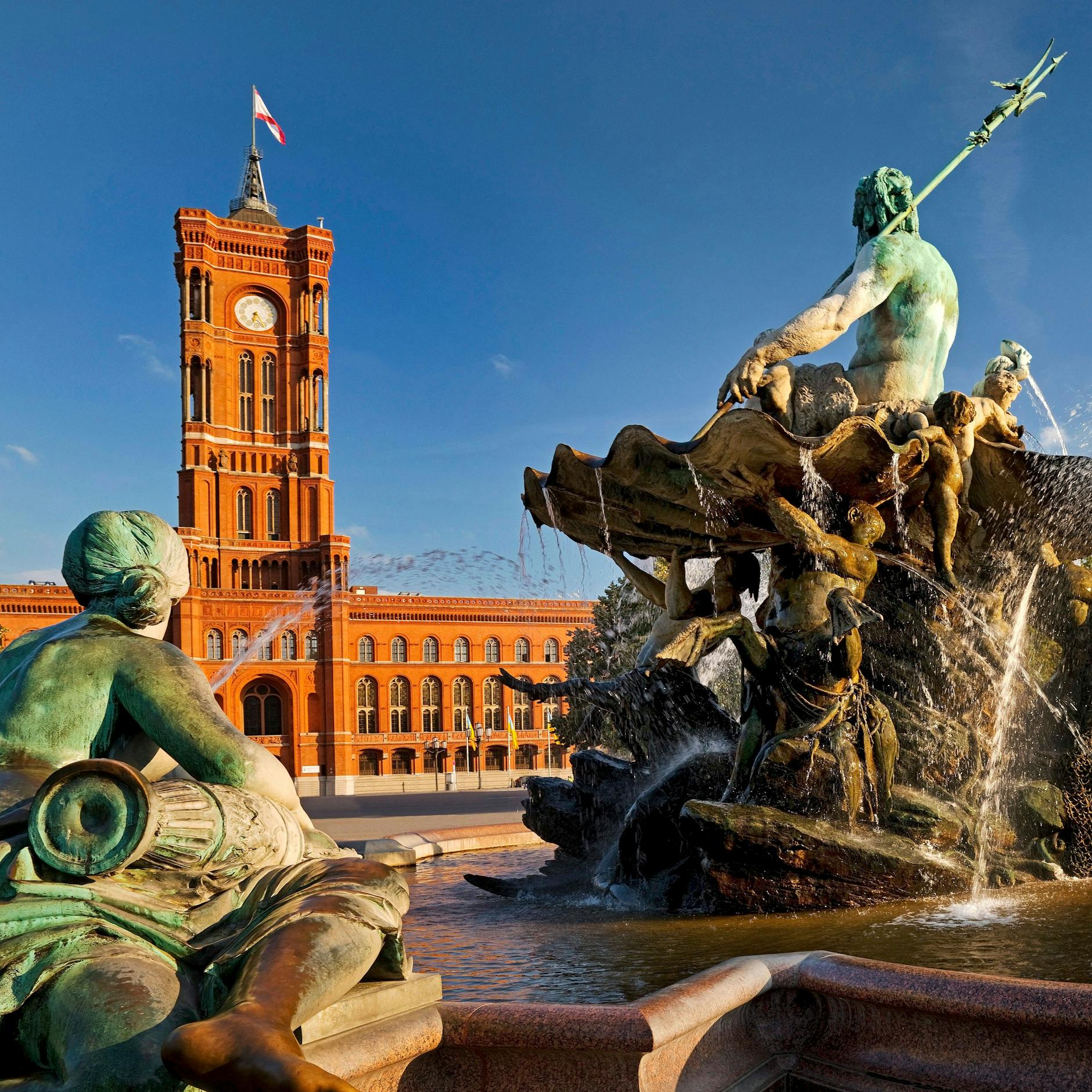 Berlin: Neptunbrunnen und Rotes Rathaus im Abendlicht.