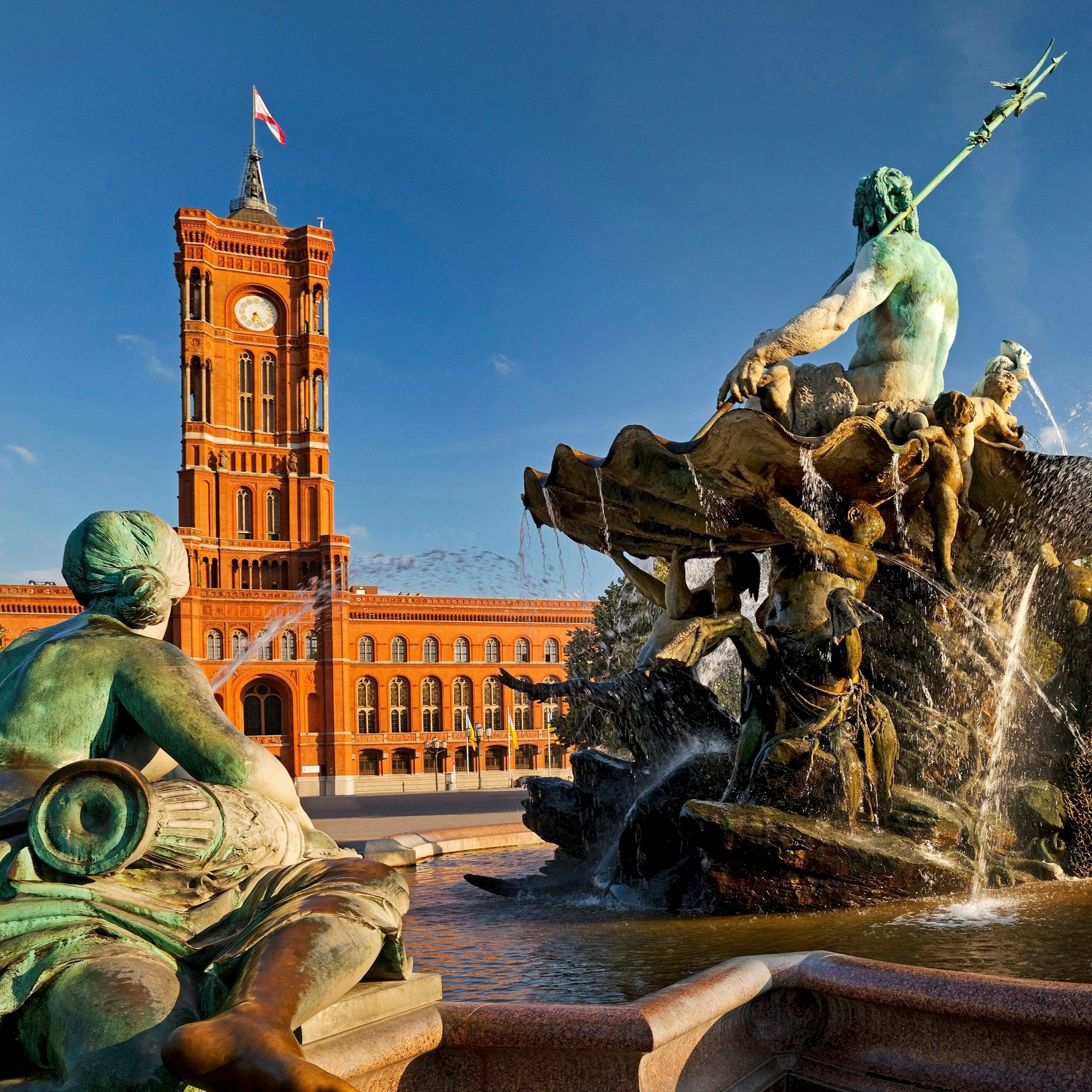 Berlin: Neptunbrunnen und Rotes Rathaus im Abendlicht.