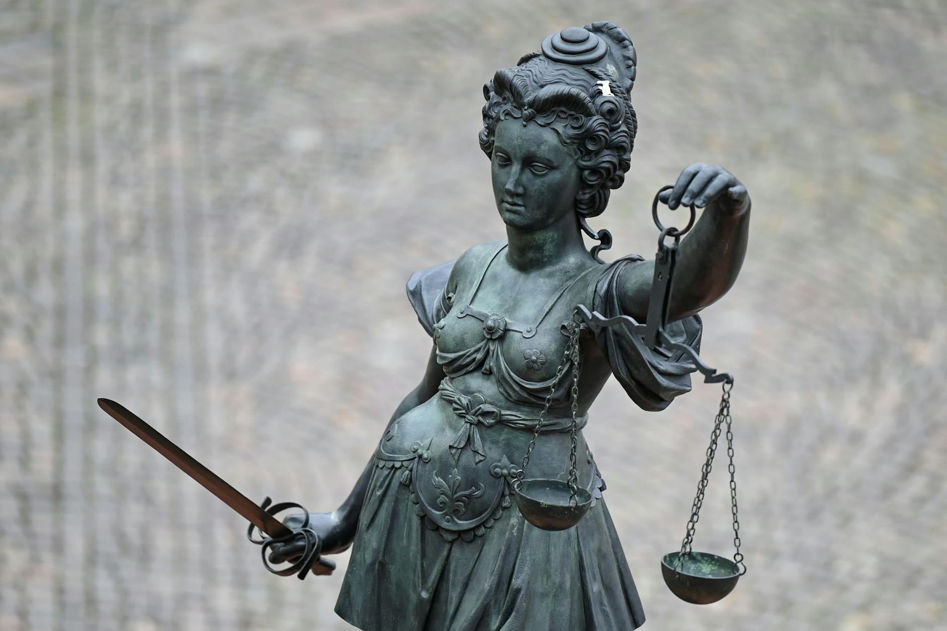 Eine Statue der Justitia hält eine Waage und ein Schwert in der Hand. Ein Berliner Gericht wies den Eilantrag eines Vaters gegen das Gendern an Schulen ab.
