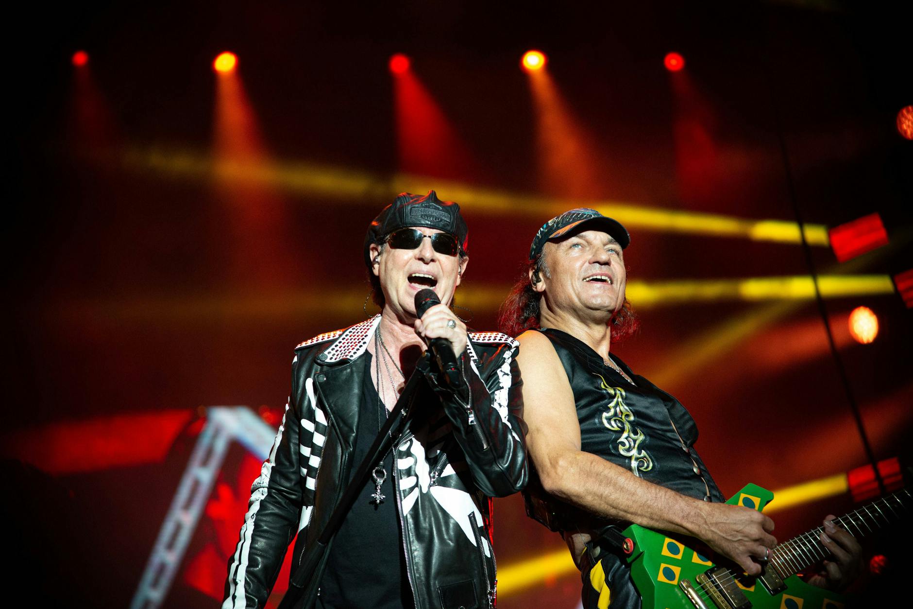 Klaus Meine (l.) und Matthias Jabs von den Scorpions, hier 2019 in Rio de Janeiro