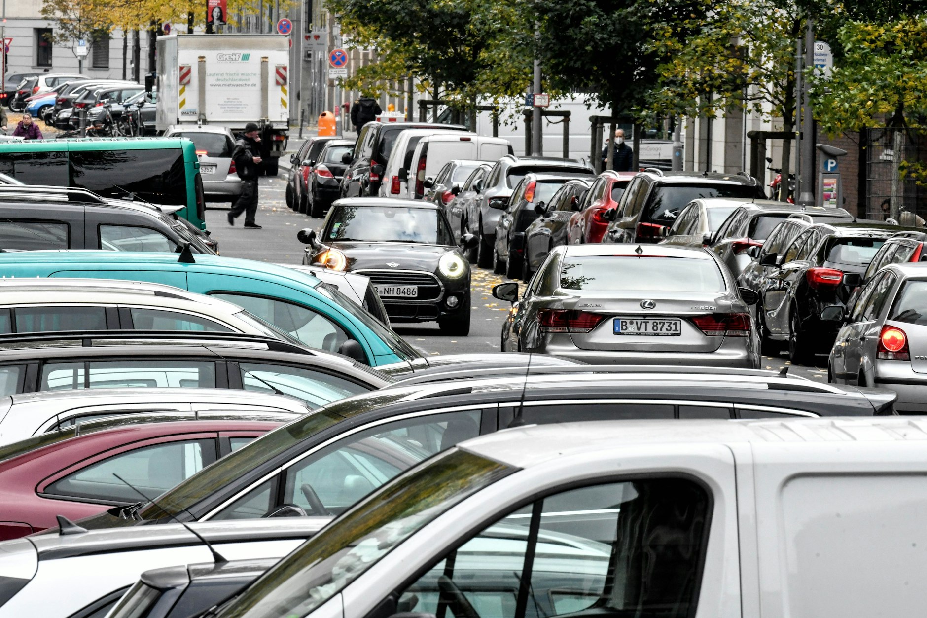 Autofahrer suchen in Berlin einen Parkplatz: in dieser Straße ein scheinbar hoffnungsloses Unterfangen.