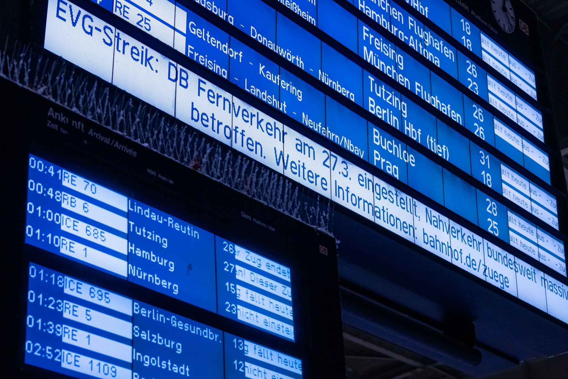 Der Nah- und Fernverkehr ist bundesweit massiv vom Streik betroffen.