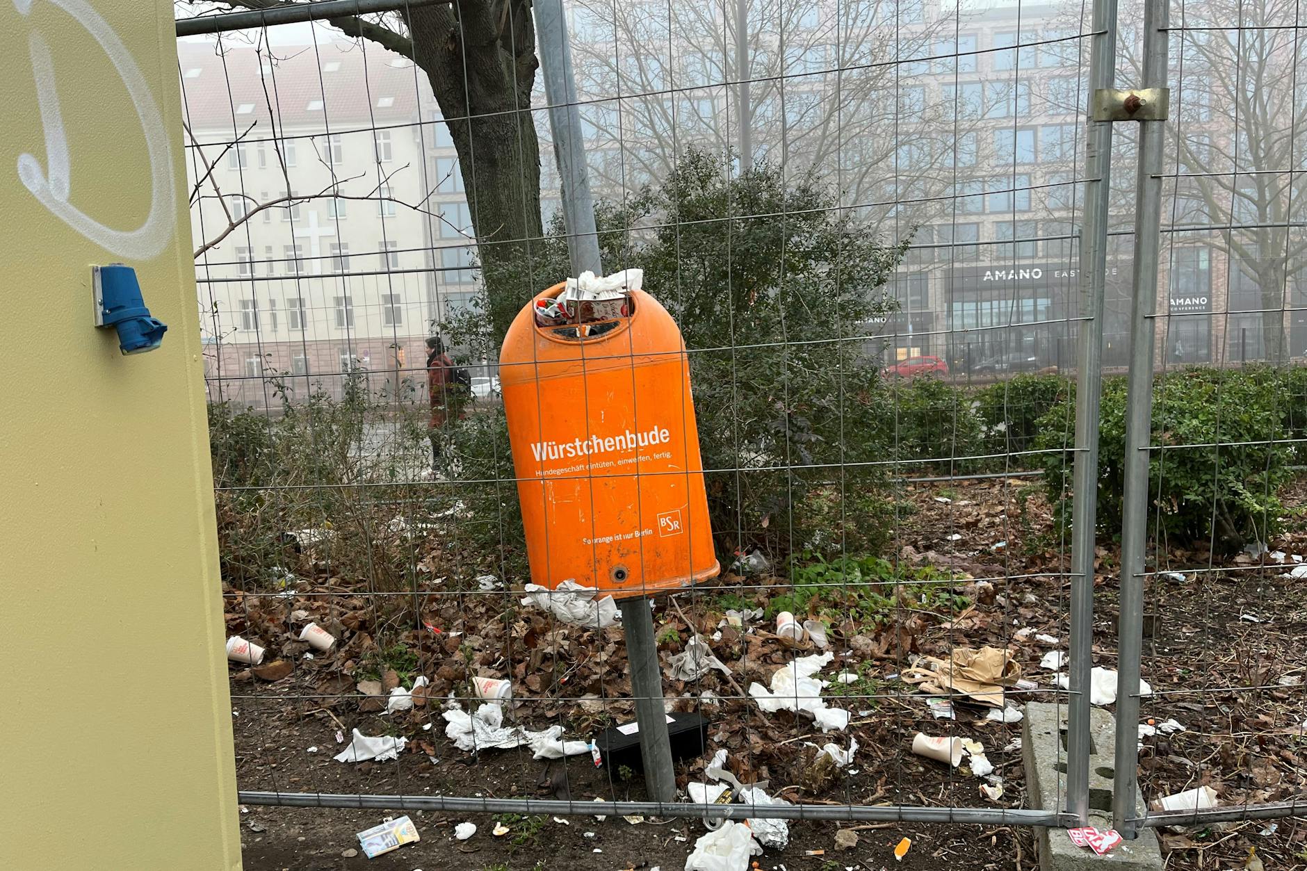 Müll-Stillleben neben dem Pausen- und Toilettencontainer auf dem Stralauer Platz am Ostbahnhof