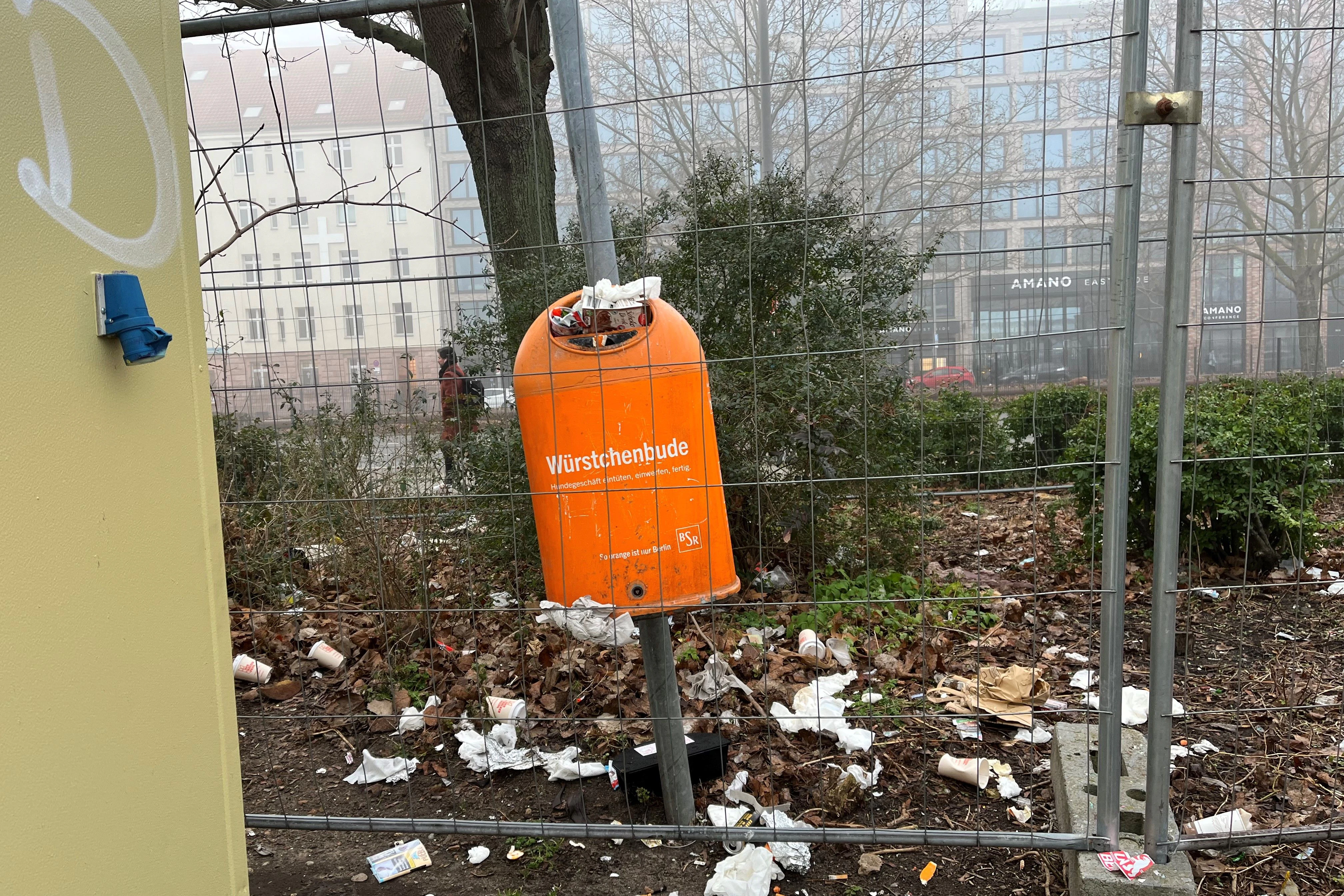 Müll-Stillleben neben dem Pausen- und Toilettencontainer auf dem Stralauer Platz am Ostbahnhof