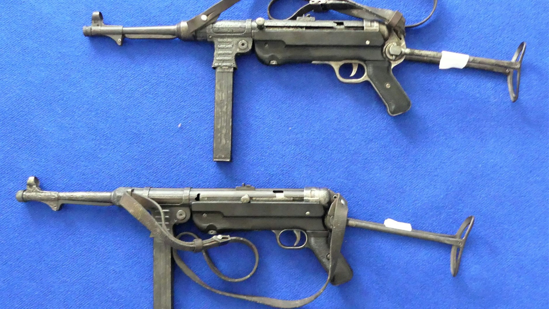 Auch diese Maschinenpistolen waren unter den Sichergestellten Waffen. 