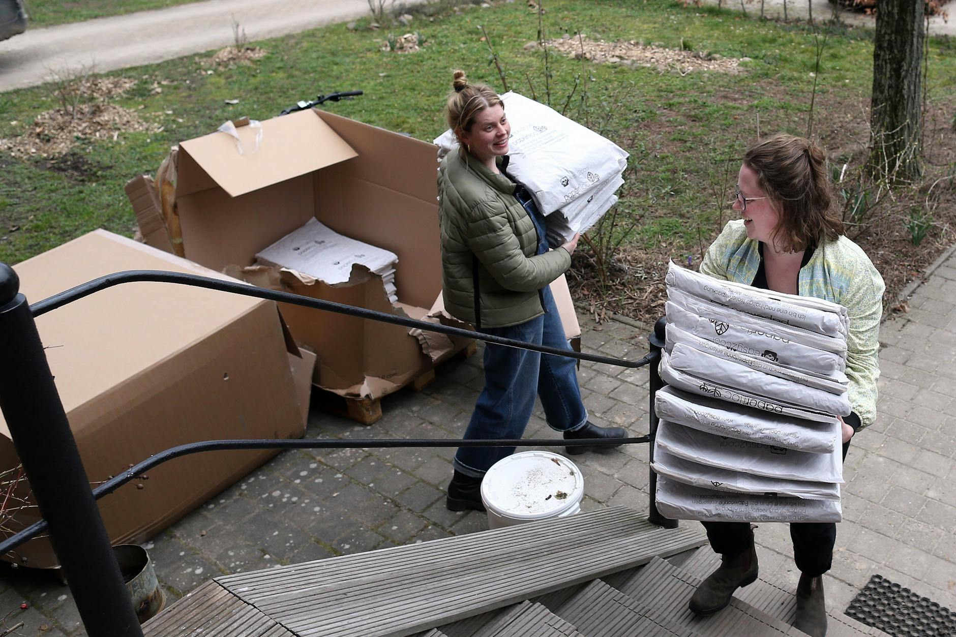 Bei der Arbeit: Auf dem Hof arbeiten 30 fest angestellte Leute, die meisten sind recht jung.