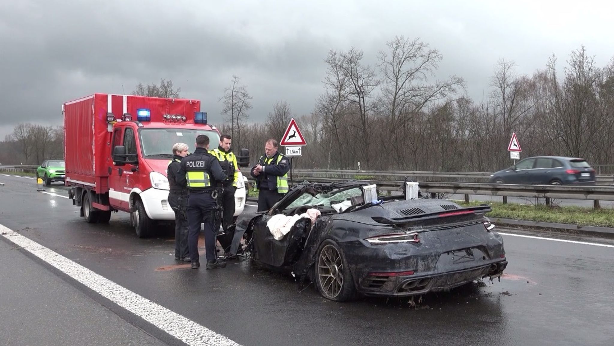 Porsche-Drama auf der Autobahn: Vier Tote bei Horror-Unfall +++ Auch ein Ersthelfer kommt ums Leben