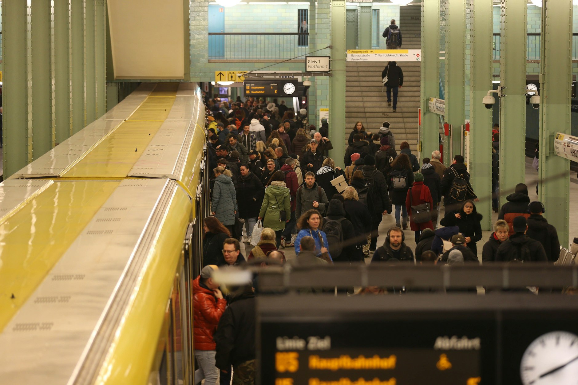Berlin-Alexanderplatz: Weil S-Bahn und DB nicht fahren, steigen viele Passagiere auf die BVG um.