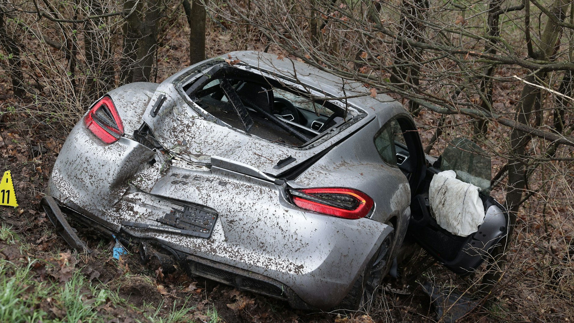 Ein demolierter Porsche liegt in der Böschung neben der A3 bei Emmerich.