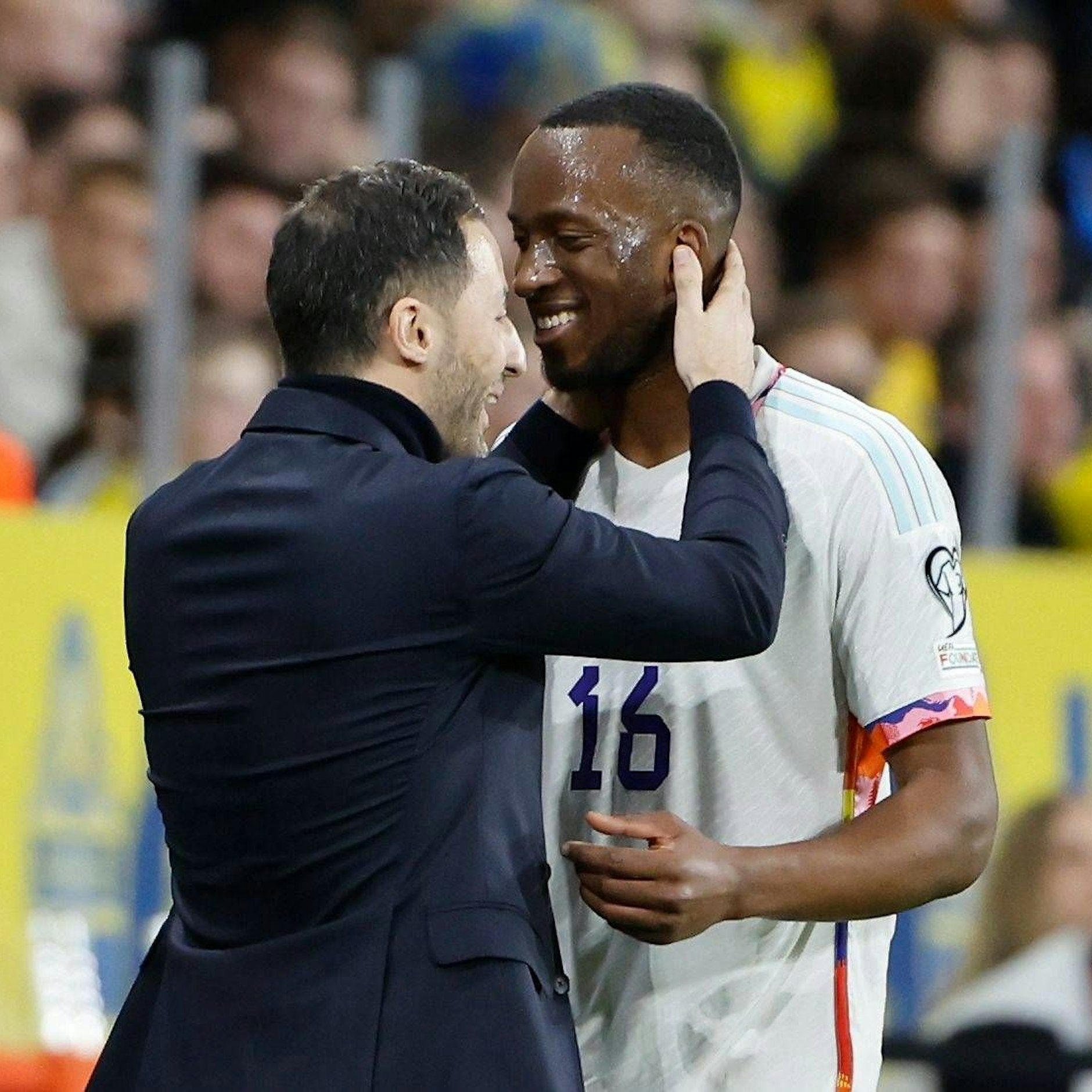 Belgiens neuer Nationaltrainer Domenico Tedesco streichelt Herthas Dodi Lukebakio nach seinem starken Comeback für die Roten Teufel beim 3:0 in Schweden.&nbsp;