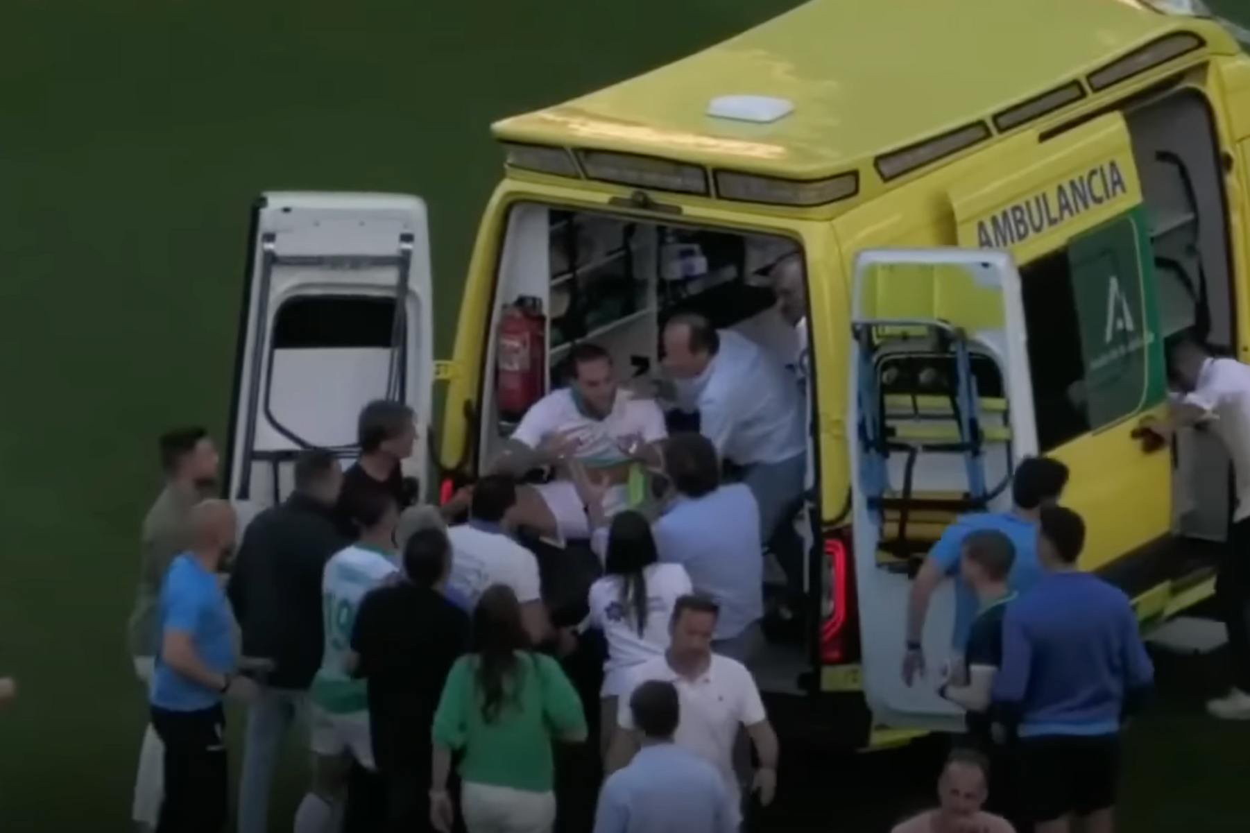 Wahnsinn! Fußballprofi Dragisa Gudelj wurde gerade reanmiert und er als er wach wird, will er weiterspielen, wehrt sich erst gegen den Abtransport in die Klinik.